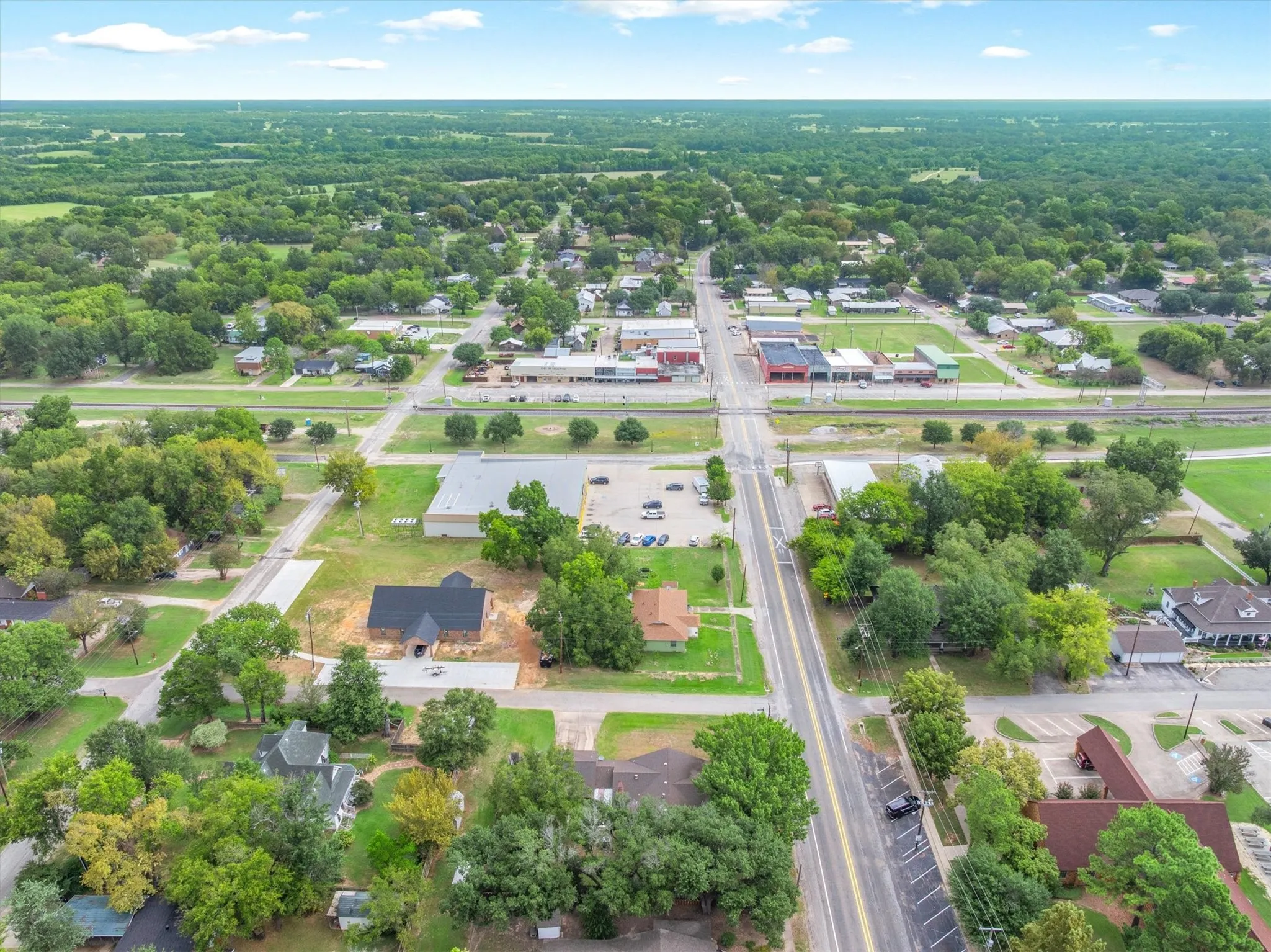 Single Family Residence For Sale in Van Zandt County , 202 S Houston Street, Edgewood, Texas 75117, 3 Bedrooms, 4 Bathrooms, Garage spaces, 2,612 Sqft, built in 1973, Price $369,900, mls#21265681, Real Estate Agent in Edgewood, Homes For Sale in Van Zandt county, Homes For Sale in Edgewood, Realtor in Edgewood Texas, Real Estate Brokerage Independent Realty Texas, Luminita Cordes Realtor