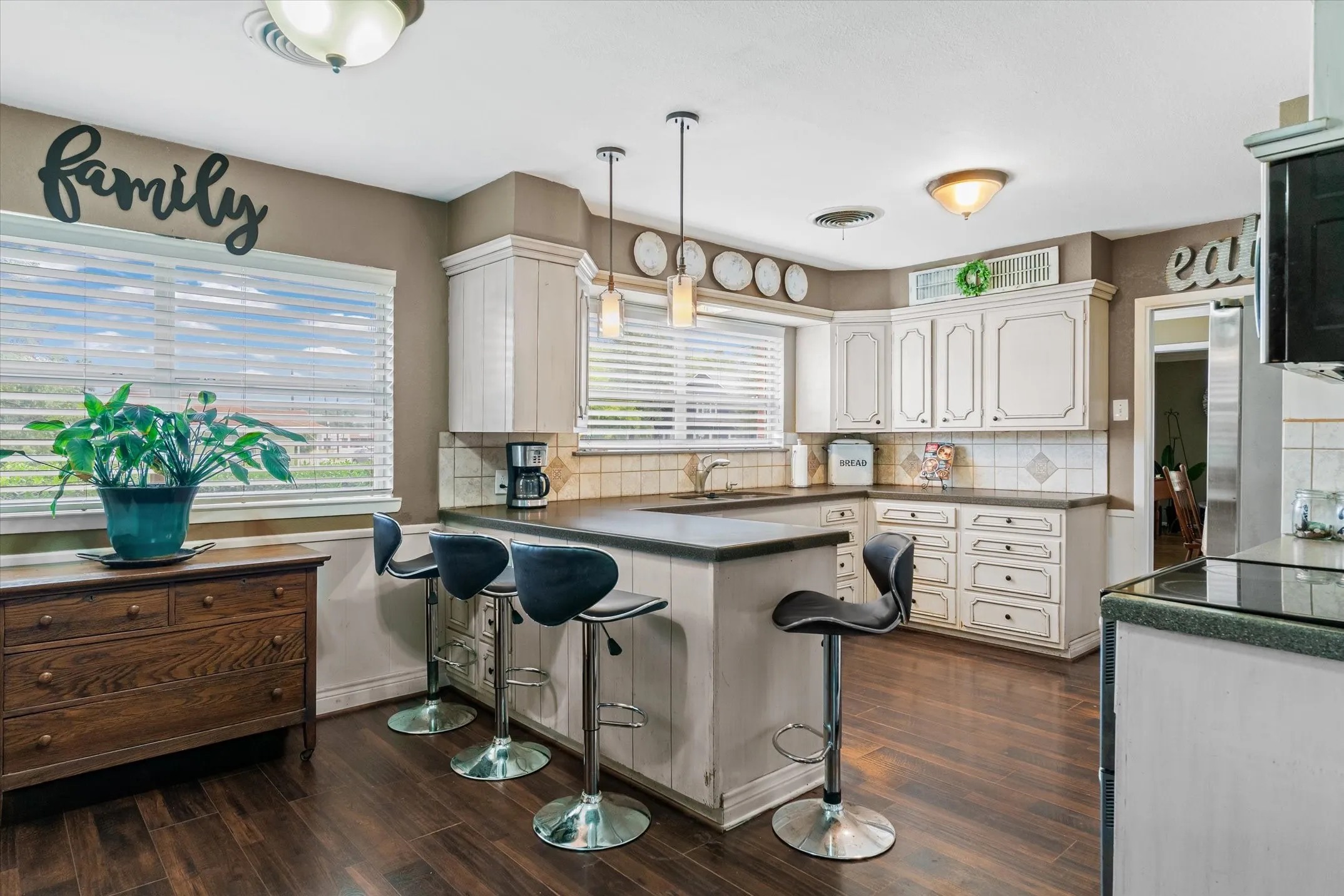 Single Family Residence For Sale in Van Zandt County , 202 S Houston Street, Edgewood, Texas 75117, 3 Bedrooms, 4 Bathrooms, Garage spaces, 2,612 Sqft, built in 1973, Price $369,900, mls#21265681, Real Estate Agent in Edgewood, Homes For Sale in Van Zandt county, Homes For Sale in Edgewood, Realtor in Edgewood Texas, Real Estate Brokerage Independent Realty Texas, Luminita Cordes Realtor