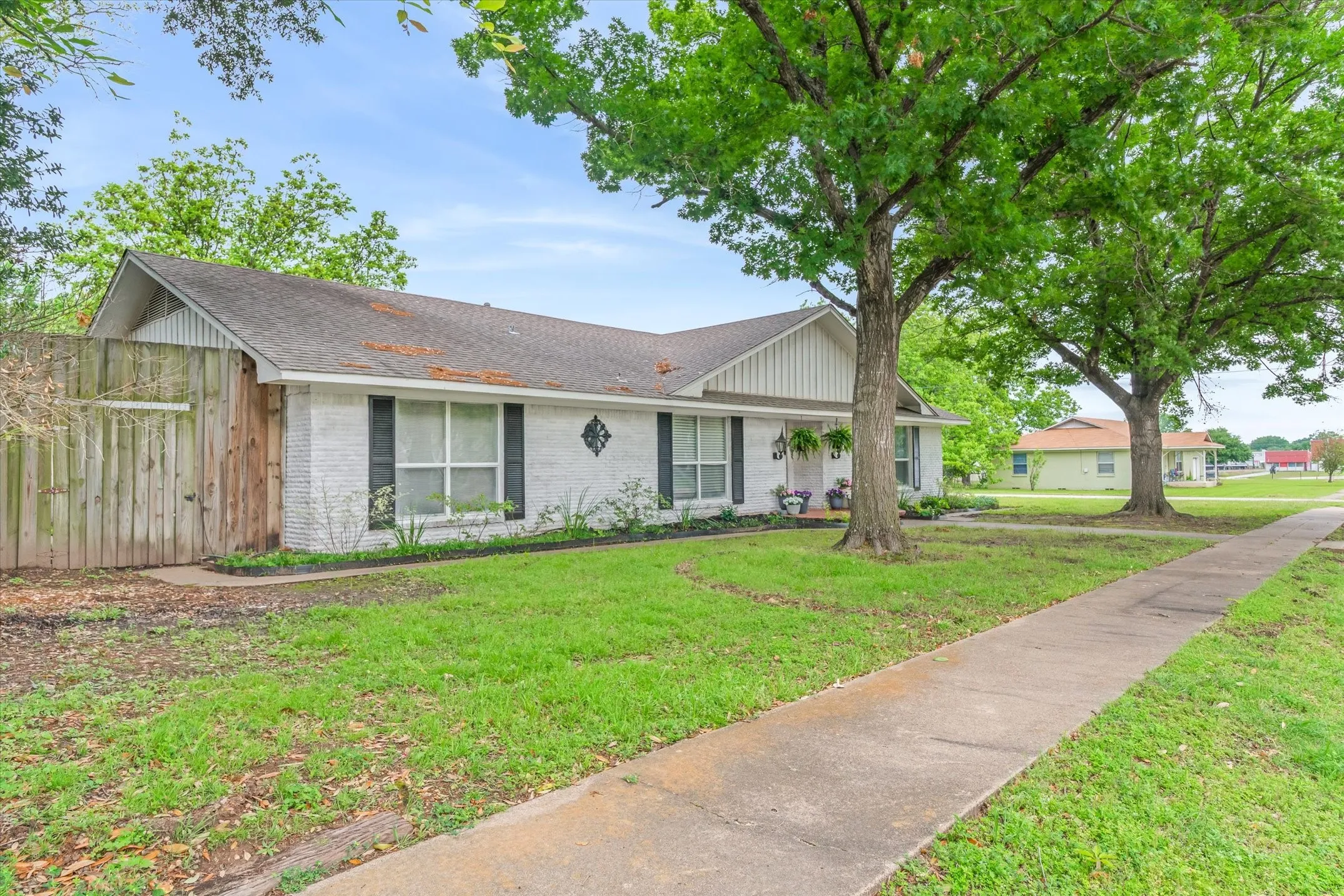 Single Family Residence For Sale in Van Zandt County , 202 S Houston Street, Edgewood, Texas 75117, 3 Bedrooms, 4 Bathrooms, Garage spaces, 2,612 Sqft, built in 1973, Price $369,900, mls#21265681, Real Estate Agent in Edgewood, Homes For Sale in Van Zandt county, Homes For Sale in Edgewood, Realtor in Edgewood Texas, Real Estate Brokerage Independent Realty Texas, Luminita Cordes Realtor