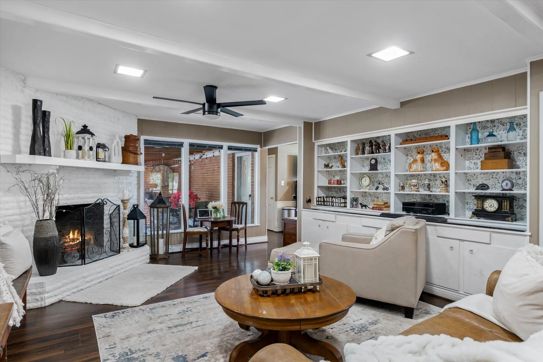 Single Family Residence For Sale in Van Zandt County , 202 S Houston Street, Edgewood, Texas 75117, 3 Bedrooms, 4 Bathrooms, Garage spaces, 2,612 Sqft, built in 1973, Price $369,900, mls#21265681, Real Estate Agent in Edgewood, Homes For Sale in Van Zandt county, Homes For Sale in Edgewood, Realtor in Edgewood Texas, Real Estate Brokerage Independent Realty Texas, Luminita Cordes Realtor