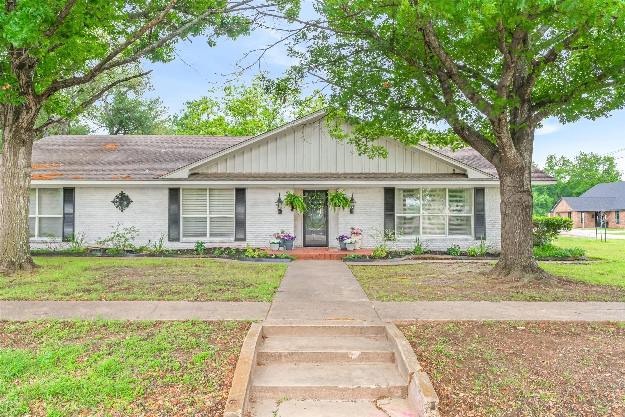 Single Family Residence For Sale in Van Zandt County , 202 S Houston Street, Edgewood, Texas 75117, 3 Bedrooms, 4 Bathrooms, Garage spaces, 2,612 Sqft, built in 1973, Price $369,900, mls#21265681, Real Estate Agent in Edgewood, Homes For Sale in Van Zandt county, Homes For Sale in Edgewood, Realtor in Edgewood Texas, Real Estate Brokerage Independent Realty Texas, Luminita Cordes Realtor