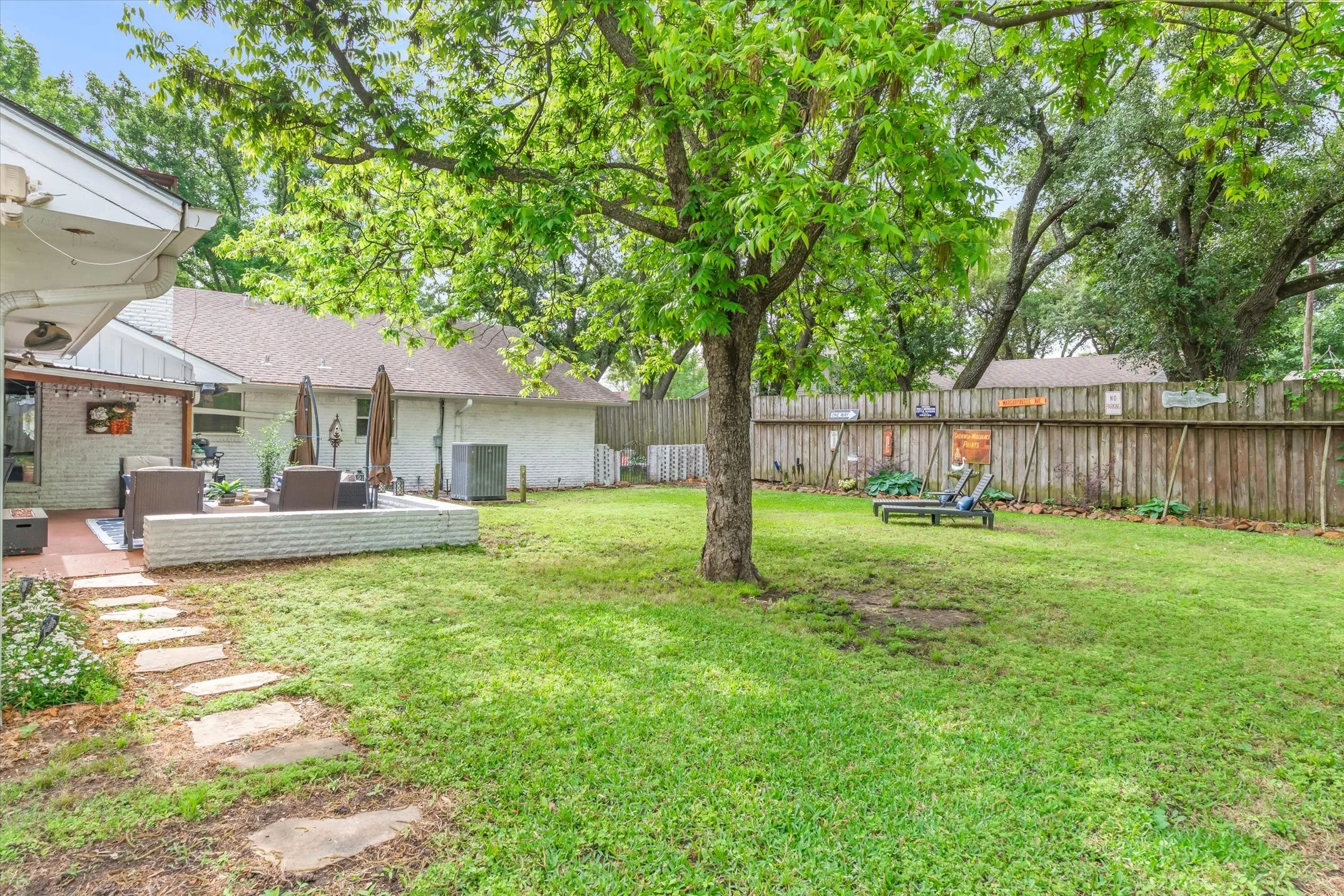 Single Family Residence For Sale in Van Zandt County , 202 S Houston Street, Edgewood, Texas 75117, 3 Bedrooms, 4 Bathrooms, Garage spaces, 2,612 Sqft, built in 1973, Price $369,900, mls#21265681, Real Estate Agent in Edgewood, Homes For Sale in Van Zandt county, Homes For Sale in Edgewood, Realtor in Edgewood Texas, Real Estate Brokerage Independent Realty Texas, Luminita Cordes Realtor