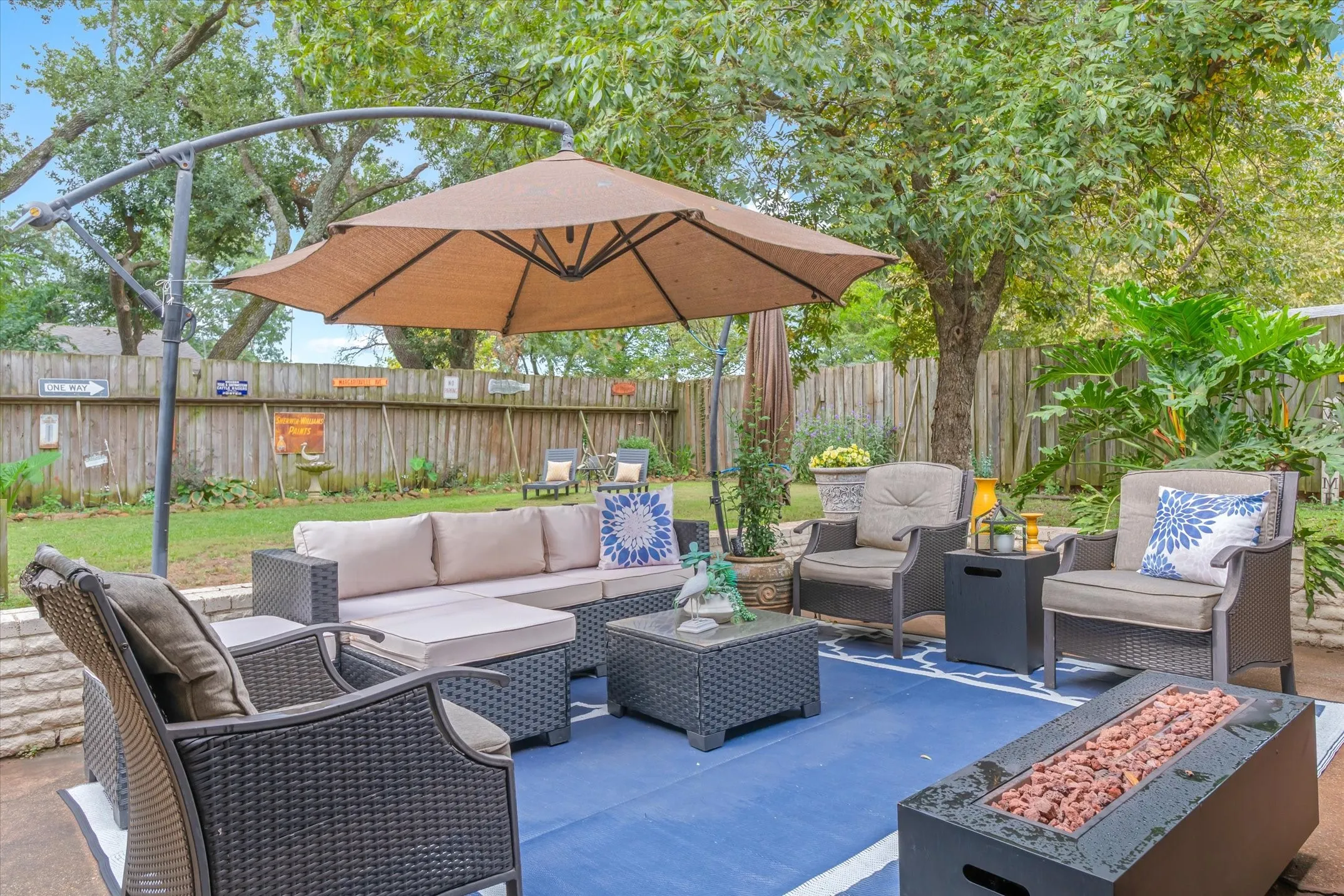 Single Family Residence For Sale in Van Zandt County , 202 S Houston Street, Edgewood, Texas 75117, 3 Bedrooms, 4 Bathrooms, Garage spaces, 2,612 Sqft, built in 1973, Price $369,900, mls#21265681, Real Estate Agent in Edgewood, Homes For Sale in Van Zandt county, Homes For Sale in Edgewood, Realtor in Edgewood Texas, Real Estate Brokerage Independent Realty Texas, Luminita Cordes Realtor