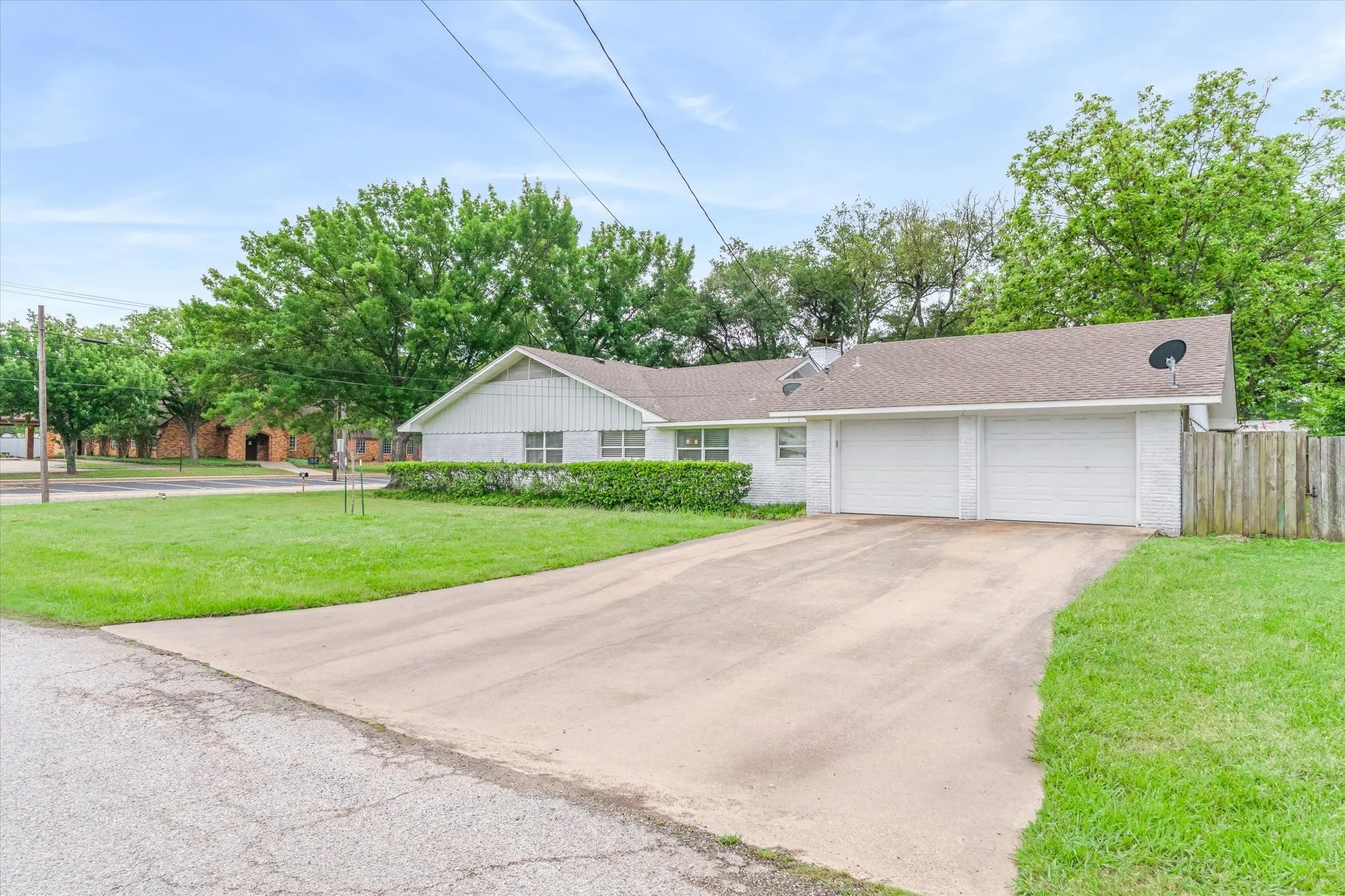 Single Family Residence For Sale in Van Zandt County , 202 S Houston Street, Edgewood, Texas 75117, 3 Bedrooms, 4 Bathrooms, Garage spaces, 2,612 Sqft, built in 1973, Price $369,900, mls#21265681, Real Estate Agent in Edgewood, Homes For Sale in Van Zandt county, Homes For Sale in Edgewood, Realtor in Edgewood Texas, Real Estate Brokerage Independent Realty Texas, Luminita Cordes Realtor