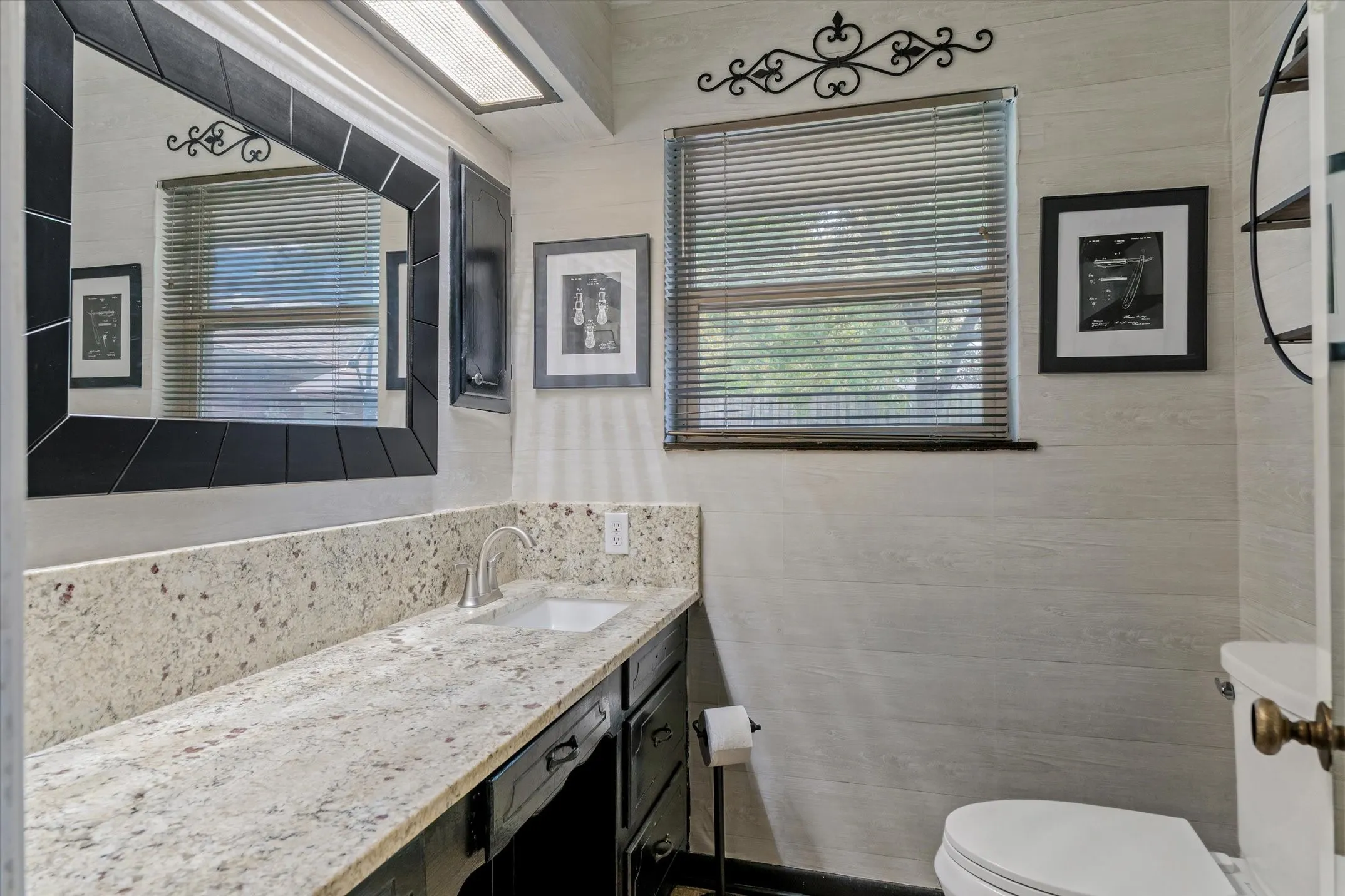 Single Family Residence For Sale in Van Zandt County , 202 S Houston Street, Edgewood, Texas 75117, 3 Bedrooms, 4 Bathrooms, Garage spaces, 2,612 Sqft, built in 1973, Price $369,900, mls#21265681, Real Estate Agent in Edgewood, Homes For Sale in Van Zandt county, Homes For Sale in Edgewood, Realtor in Edgewood Texas, Real Estate Brokerage Independent Realty Texas, Luminita Cordes Realtor
