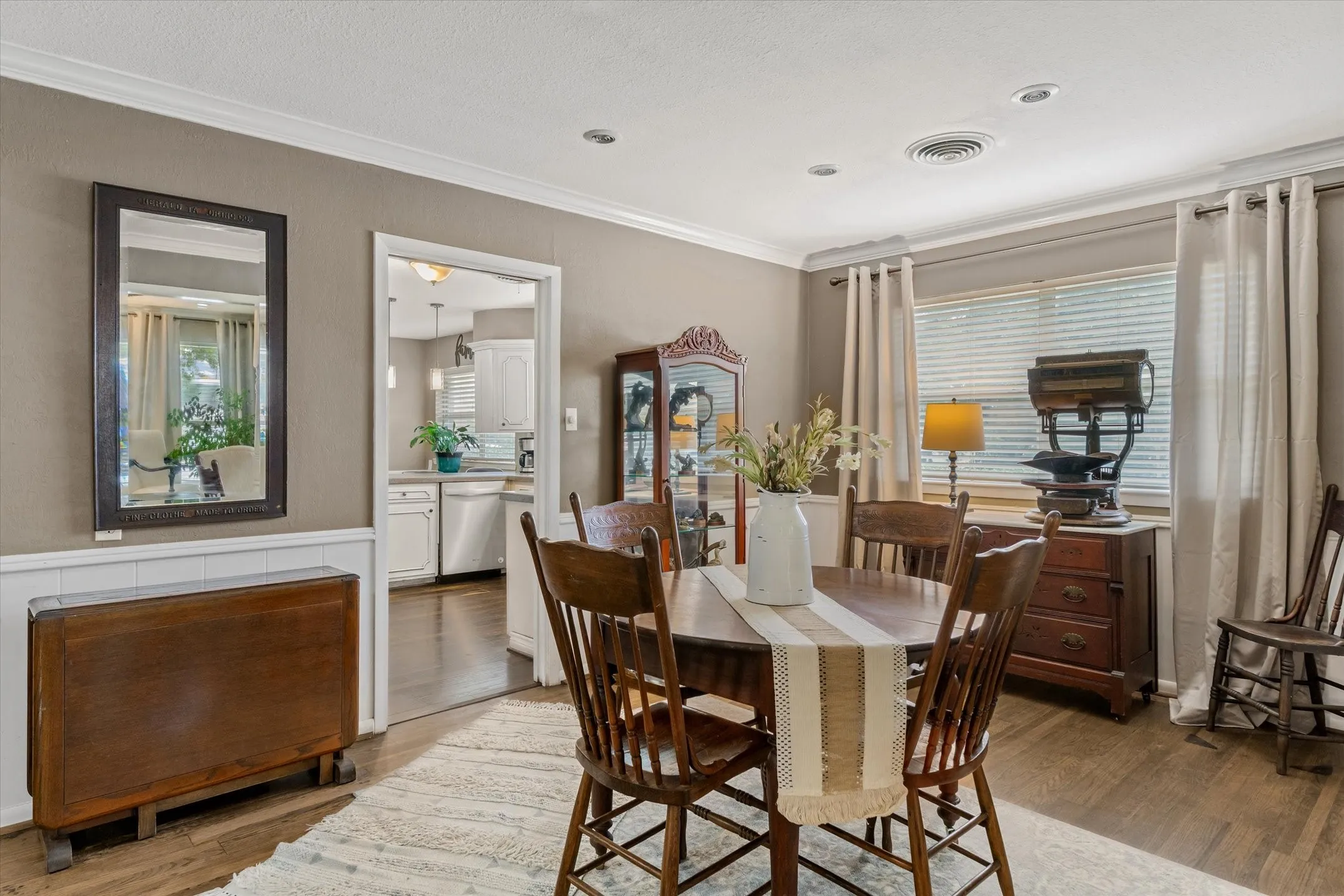 Single Family Residence For Sale in Van Zandt County , 202 S Houston Street, Edgewood, Texas 75117, 3 Bedrooms, 4 Bathrooms, Garage spaces, 2,612 Sqft, built in 1973, Price $369,900, mls#21265681, Real Estate Agent in Edgewood, Homes For Sale in Van Zandt county, Homes For Sale in Edgewood, Realtor in Edgewood Texas, Real Estate Brokerage Independent Realty Texas, Luminita Cordes Realtor
