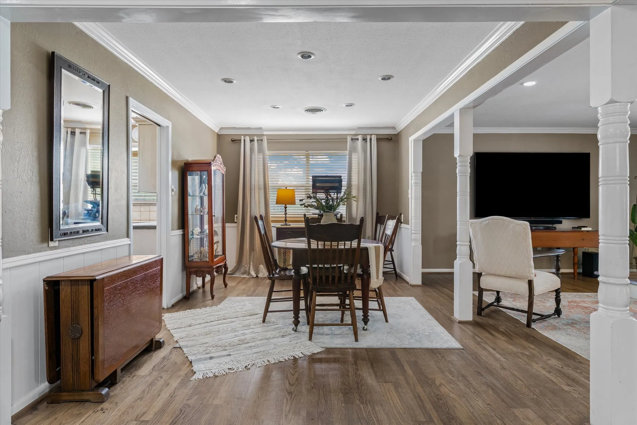 Single Family Residence For Sale in Van Zandt County , 202 S Houston Street, Edgewood, Texas 75117, 3 Bedrooms, 4 Bathrooms, Garage spaces, 2,612 Sqft, built in 1973, Price $369,900, mls#21265681, Real Estate Agent in Edgewood, Homes For Sale in Van Zandt county, Homes For Sale in Edgewood, Realtor in Edgewood Texas, Real Estate Brokerage Independent Realty Texas, Luminita Cordes Realtor