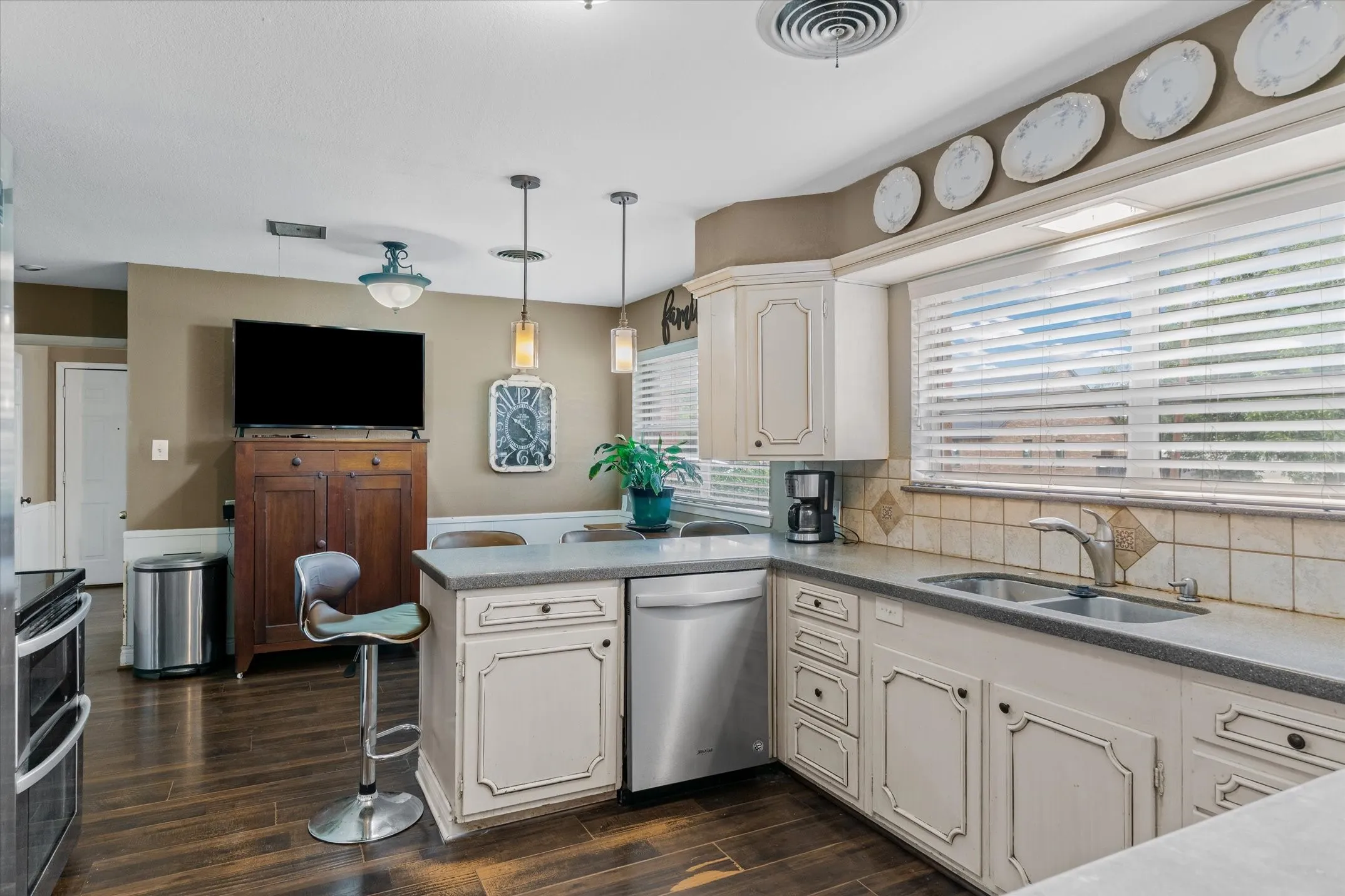 Single Family Residence For Sale in Van Zandt County , 202 S Houston Street, Edgewood, Texas 75117, 3 Bedrooms, 4 Bathrooms, Garage spaces, 2,612 Sqft, built in 1973, Price $369,900, mls#21265681, Real Estate Agent in Edgewood, Homes For Sale in Van Zandt county, Homes For Sale in Edgewood, Realtor in Edgewood Texas, Real Estate Brokerage Independent Realty Texas, Luminita Cordes Realtor