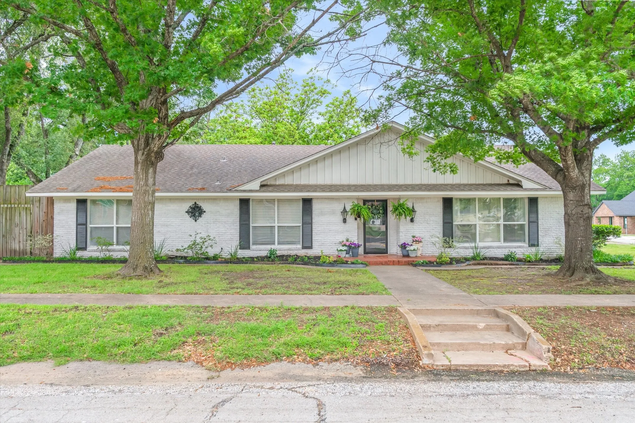 Single Family Residence For Sale in Van Zandt County , 202 S Houston Street, Edgewood, Texas 75117, 3 Bedrooms, 4 Bathrooms, Garage spaces, 2,612 Sqft, built in 1973, Price $369,900, mls#21265681, Real Estate Agent in Edgewood, Homes For Sale in Van Zandt county, Homes For Sale in Edgewood, Realtor in Edgewood Texas, Real Estate Brokerage Independent Realty Texas, Luminita Cordes Realtor