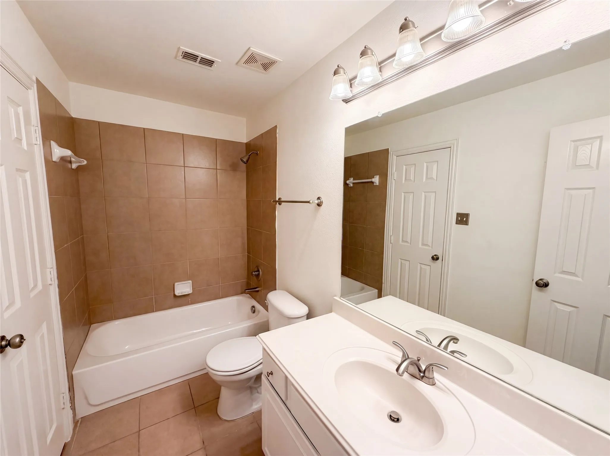 Single Family Residence For Sale in Dallas County , 2446 Chesterfield Road, Garland, Texas 75043, 3 Bedroom, 4 Bathroom, 3 Garage spaces, 3,803 Sqft, built in 2006, mls#21265322, Real Estate Agent in Garland, Homes For Sale in Dallas county, Homes For Sale in Garland, Realtor in Garland Texas, Real Estate Brokerage Independent Realty Texas, Luminita Cordes Realtor