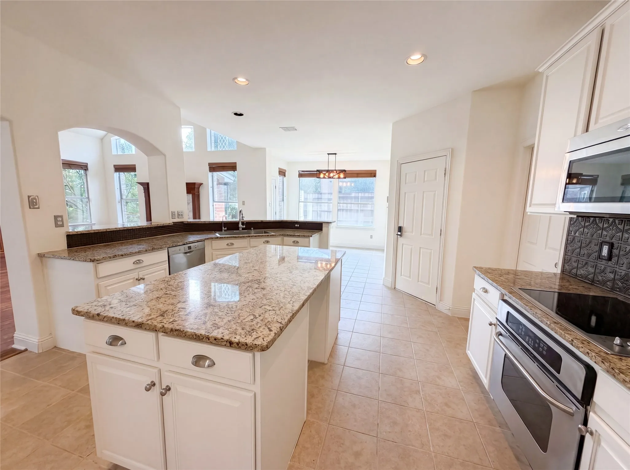 Single Family Residence For Sale in Dallas County , 2446 Chesterfield Road, Garland, Texas 75043, 3 Bedroom, 4 Bathroom, 3 Garage spaces, 3,803 Sqft, built in 2006, mls#21265322, Real Estate Agent in Garland, Homes For Sale in Dallas county, Homes For Sale in Garland, Realtor in Garland Texas, Real Estate Brokerage Independent Realty Texas, Luminita Cordes Realtor