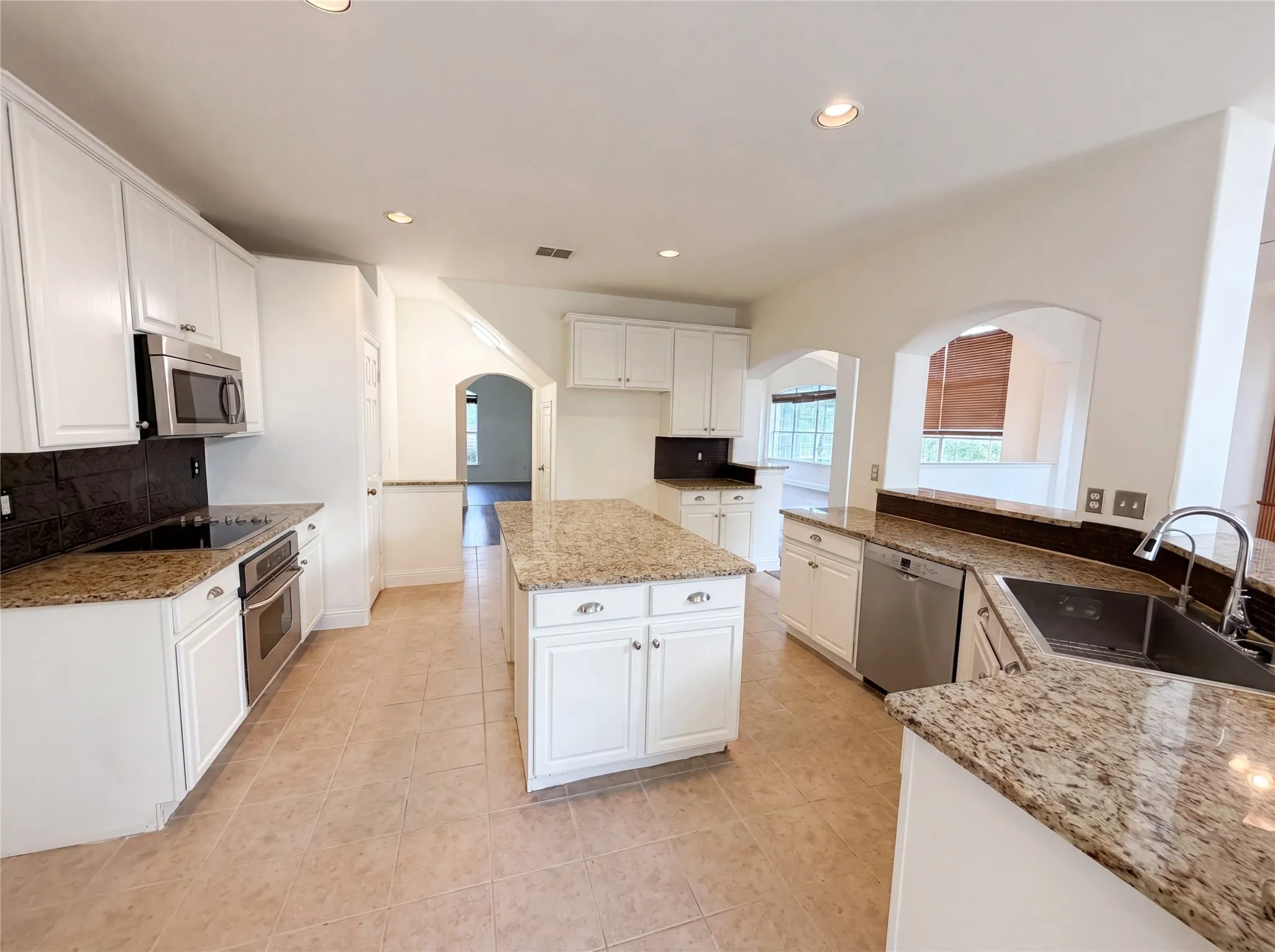Single Family Residence For Sale in Dallas County , 2446 Chesterfield Road, Garland, Texas 75043, 3 Bedroom, 4 Bathroom, 3 Garage spaces, 3,803 Sqft, built in 2006, mls#21265322, Real Estate Agent in Garland, Homes For Sale in Dallas county, Homes For Sale in Garland, Realtor in Garland Texas, Real Estate Brokerage Independent Realty Texas, Luminita Cordes Realtor
