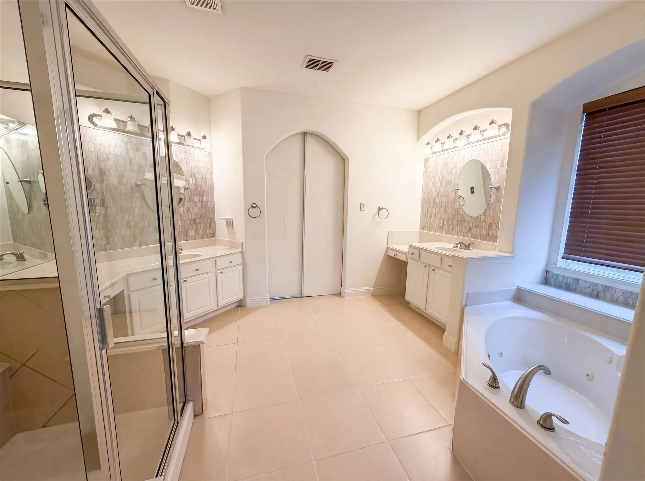 Single Family Residence For Sale in Dallas County , 2446 Chesterfield Road, Garland, Texas 75043, 3 Bedroom, 4 Bathroom, 3 Garage spaces, 3,803 Sqft, built in 2006, mls#21265322, Real Estate Agent in Garland, Homes For Sale in Dallas county, Homes For Sale in Garland, Realtor in Garland Texas, Real Estate Brokerage Independent Realty Texas, Luminita Cordes Realtor