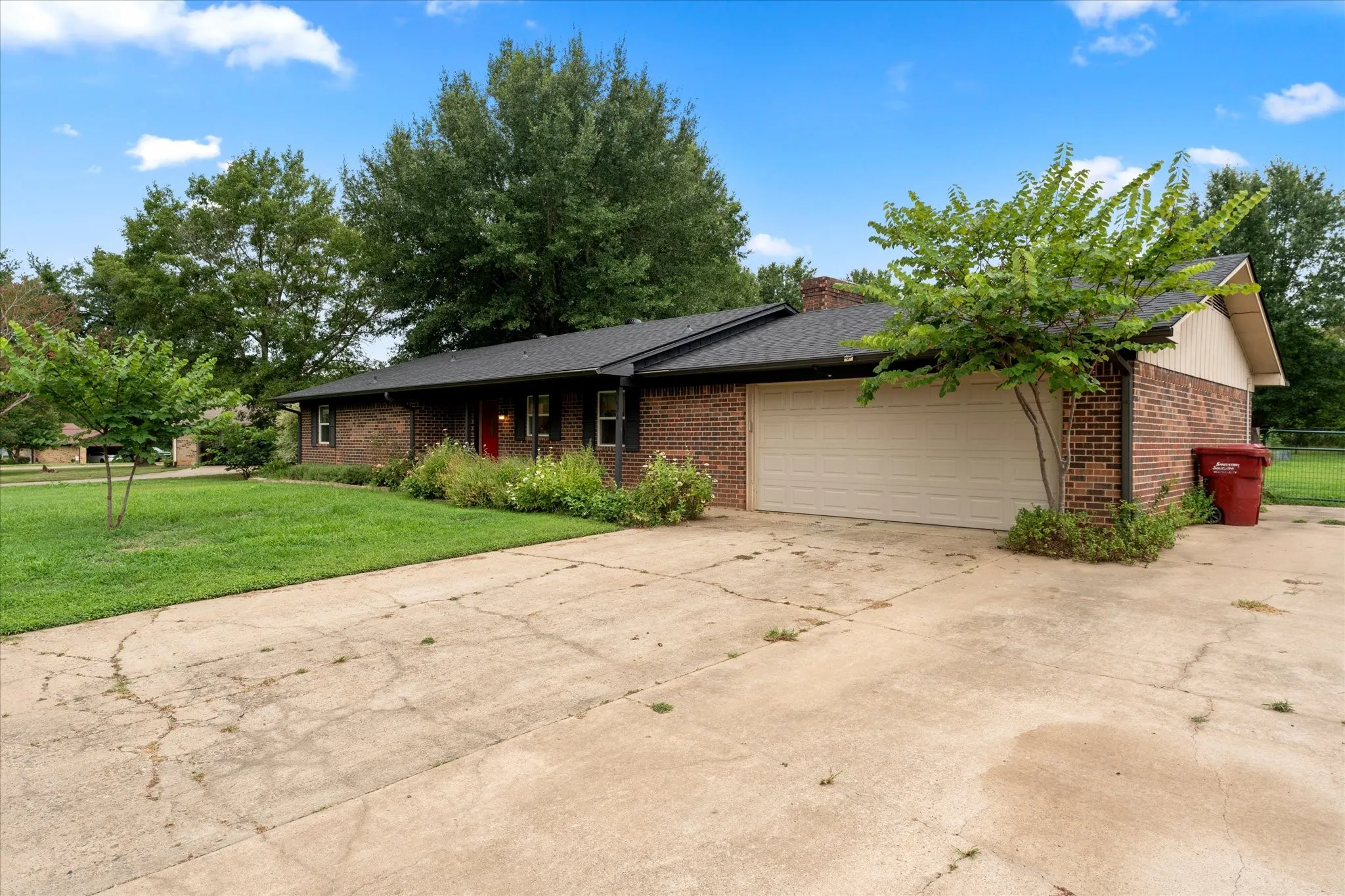 Single Family Residence For Sale in Franklin (TX) County , 524 Park Lane, Mount Vernon, Texas 75457, 3 Bedroom, 2 Bathroom, 2 Garage spaces, 1,314 Sqft, built in 1988, mls#21265712, Real Estate Agent in Mount Vernon, Homes For Sale in Franklin (TX) county, Homes For Sale in Mount Vernon, Realtor in Mount Vernon Texas, Real Estate Brokerage Independent Realty Texas, Luminita Cordes Realtor