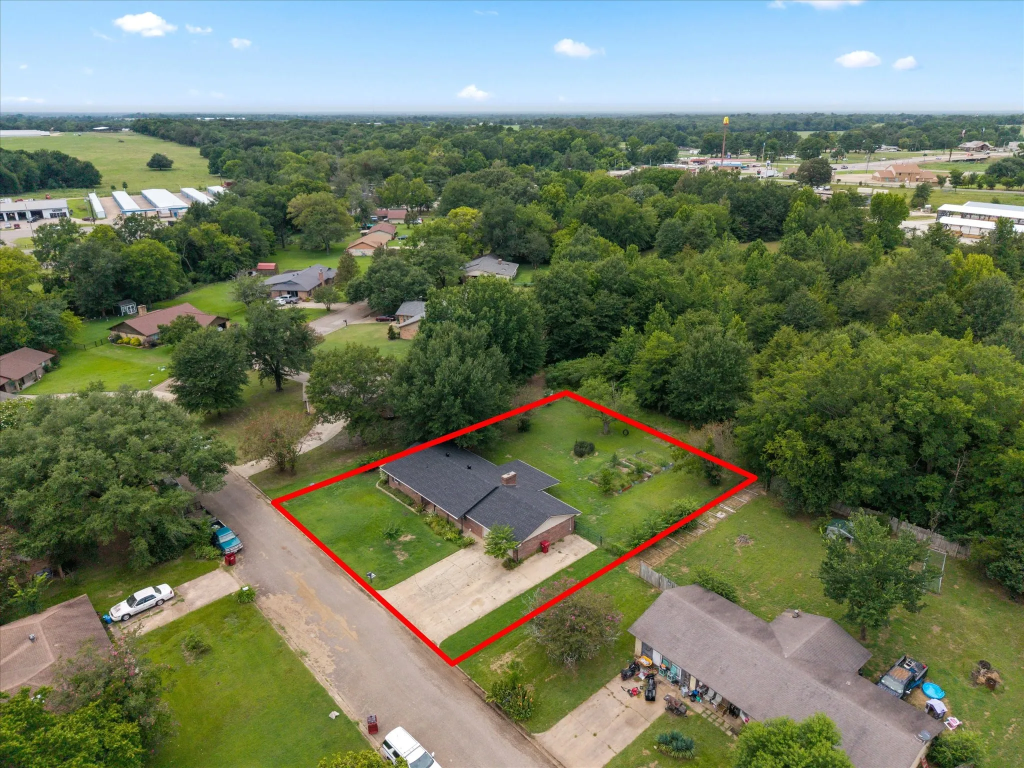 Single Family Residence For Sale in Franklin (TX) County , 524 Park Lane, Mount Vernon, Texas 75457, 3 Bedroom, 2 Bathroom, 2 Garage spaces, 1,314 Sqft, built in 1988, mls#21265712, Real Estate Agent in Mount Vernon, Homes For Sale in Franklin (TX) county, Homes For Sale in Mount Vernon, Realtor in Mount Vernon Texas, Real Estate Brokerage Independent Realty Texas, Luminita Cordes Realtor