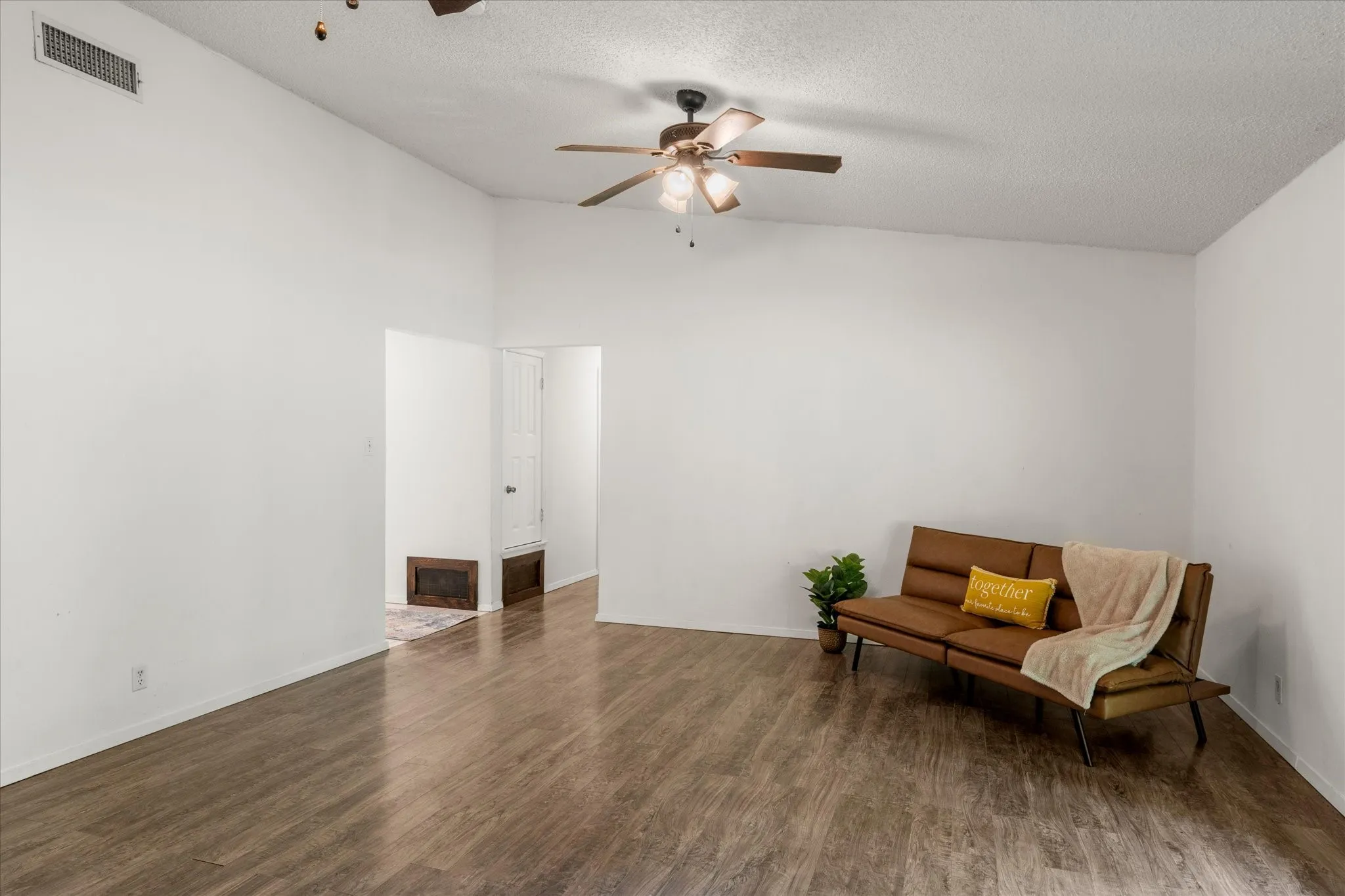Single Family Residence For Sale in Franklin (TX) County , 524 Park Lane, Mount Vernon, Texas 75457, 3 Bedroom, 2 Bathroom, 2 Garage spaces, 1,314 Sqft, built in 1988, mls#21265712, Real Estate Agent in Mount Vernon, Homes For Sale in Franklin (TX) county, Homes For Sale in Mount Vernon, Realtor in Mount Vernon Texas, Real Estate Brokerage Independent Realty Texas, Luminita Cordes Realtor