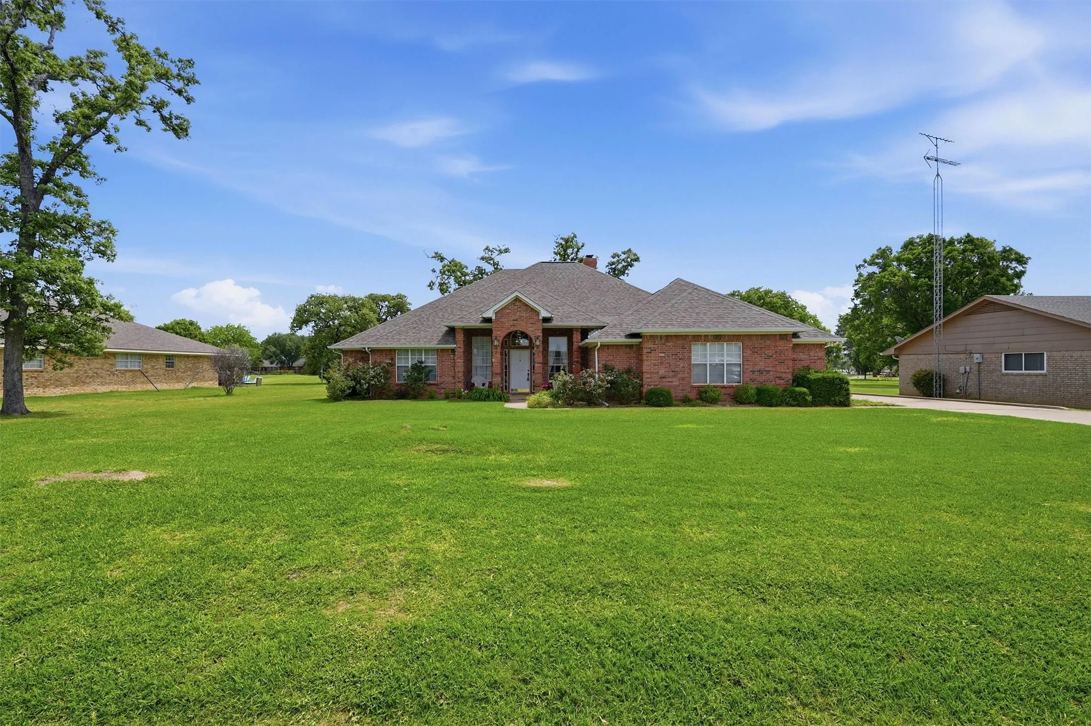 Single Family Residence For Sale in Cooke County , 730 Kiowa Drive W, Lake Kiowa, Texas 76240, 3 Bedroom, 3 Bathroom, 3 Garage spaces, 2,191 Sqft, built in 1995, mls#21265649, Real Estate Agent in Lake Kiowa, Homes For Sale in Cooke county, Homes For Sale in Lake Kiowa, Realtor in Lake Kiowa Texas, Real Estate Brokerage Independent Realty Texas, Luminita Cordes Realtor