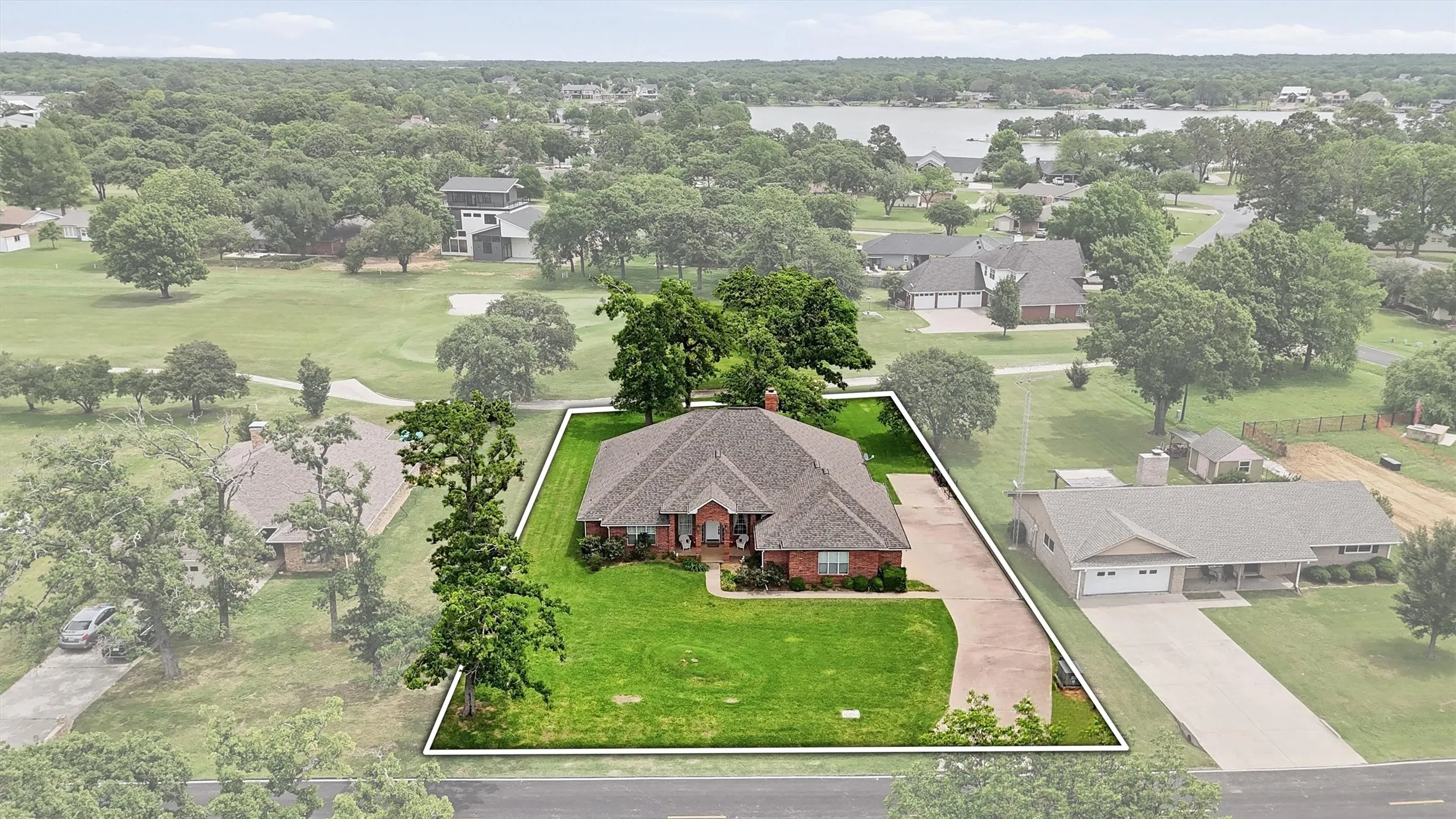 Single Family Residence For Sale in Cooke County , 730 Kiowa Drive W, Lake Kiowa, Texas 76240, 3 Bedroom, 3 Bathroom, 3 Garage spaces, 2,191 Sqft, built in 1995, mls#21265649, Real Estate Agent in Lake Kiowa, Homes For Sale in Cooke county, Homes For Sale in Lake Kiowa, Realtor in Lake Kiowa Texas, Real Estate Brokerage Independent Realty Texas, Luminita Cordes Realtor