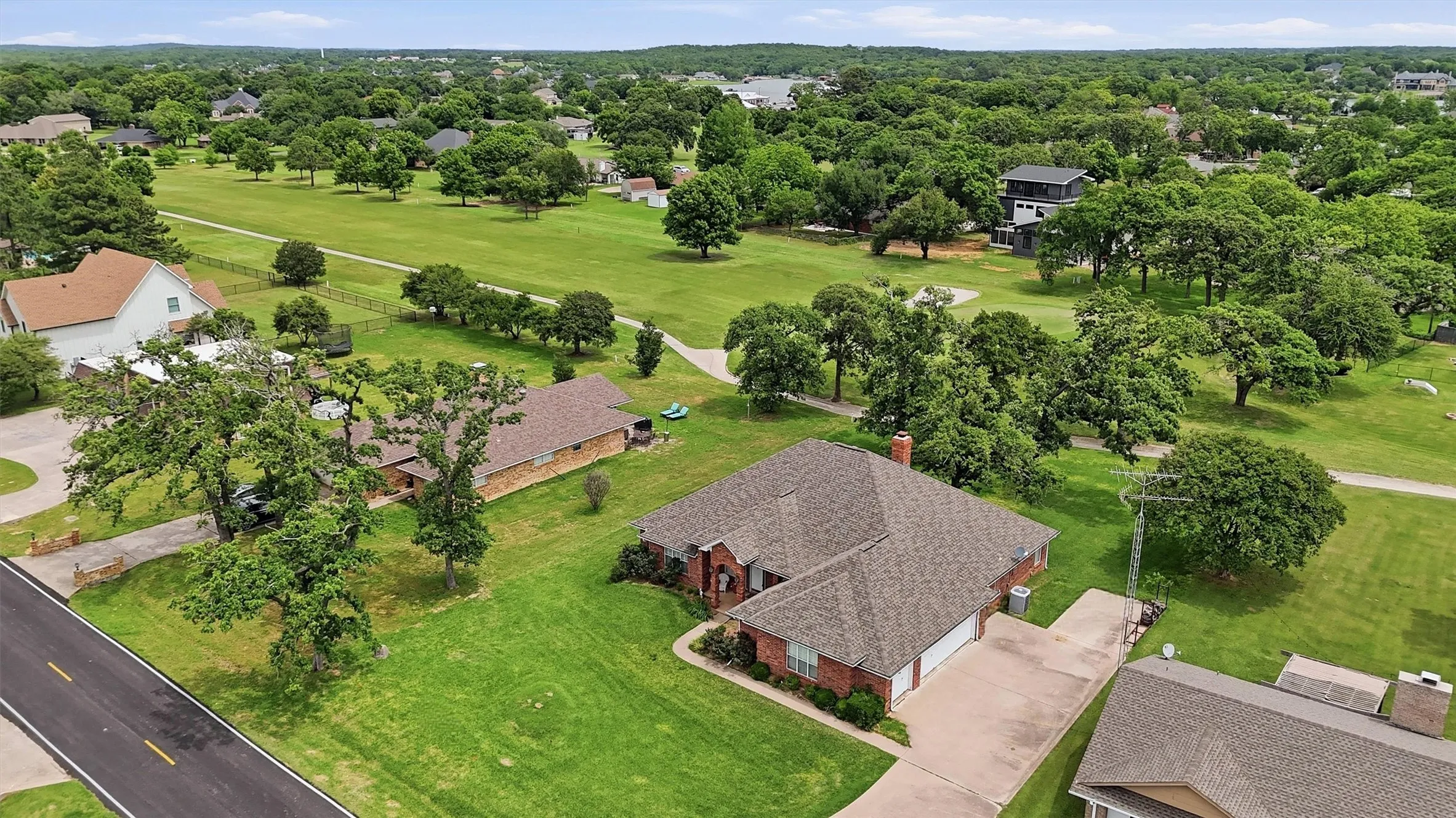 Single Family Residence For Sale in Cooke County , 730 Kiowa Drive W, Lake Kiowa, Texas 76240, 3 Bedroom, 3 Bathroom, 3 Garage spaces, 2,191 Sqft, built in 1995, mls#21265649, Real Estate Agent in Lake Kiowa, Homes For Sale in Cooke county, Homes For Sale in Lake Kiowa, Realtor in Lake Kiowa Texas, Real Estate Brokerage Independent Realty Texas, Luminita Cordes Realtor