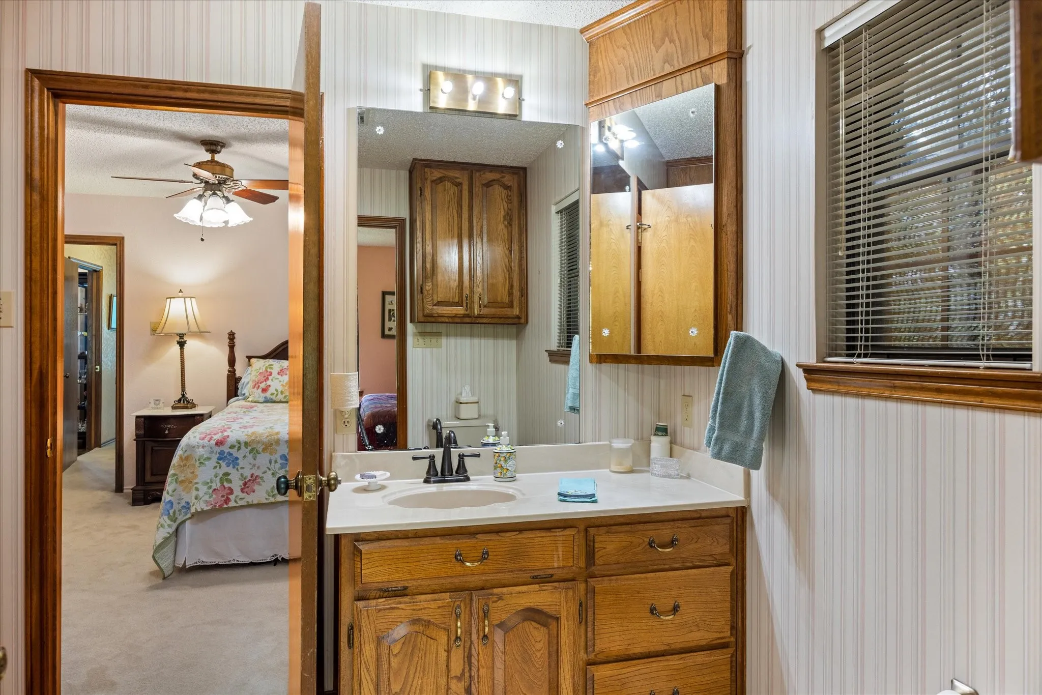 Single Family Residence For Sale in Hood County , 3808 Fairway Drive, Granbury, Texas 76049, 4 Bedroom, 3 Bathroom, 2 Garage spaces, 2,759 Sqft, built in 1987, mls#21265742, Real Estate Agent in Granbury, Homes For Sale in Hood county, Homes For Sale in Granbury, Realtor in Granbury Texas, Real Estate Brokerage Independent Realty Texas, Luminita Cordes Realtor