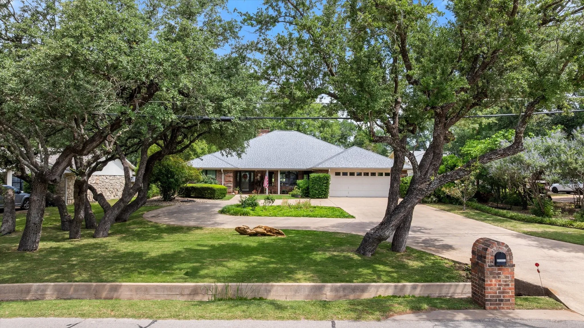 Single Family Residence For Sale in Hood County , 3808 Fairway Drive, Granbury, Texas 76049, 4 Bedroom, 3 Bathroom, 2 Garage spaces, 2,759 Sqft, built in 1987, mls#21265742, Real Estate Agent in Granbury, Homes For Sale in Hood county, Homes For Sale in Granbury, Realtor in Granbury Texas, Real Estate Brokerage Independent Realty Texas, Luminita Cordes Realtor