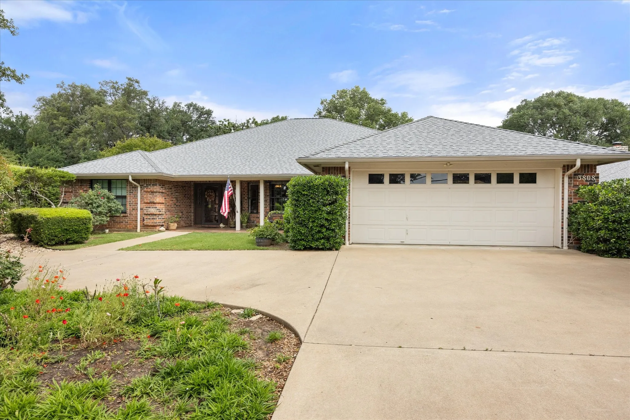 Single Family Residence For Sale in Hood County , 3808 Fairway Drive, Granbury, Texas 76049, 4 Bedroom, 3 Bathroom, 2 Garage spaces, 2,759 Sqft, built in 1987, mls#21265742, Real Estate Agent in Granbury, Homes For Sale in Hood county, Homes For Sale in Granbury, Realtor in Granbury Texas, Real Estate Brokerage Independent Realty Texas, Luminita Cordes Realtor