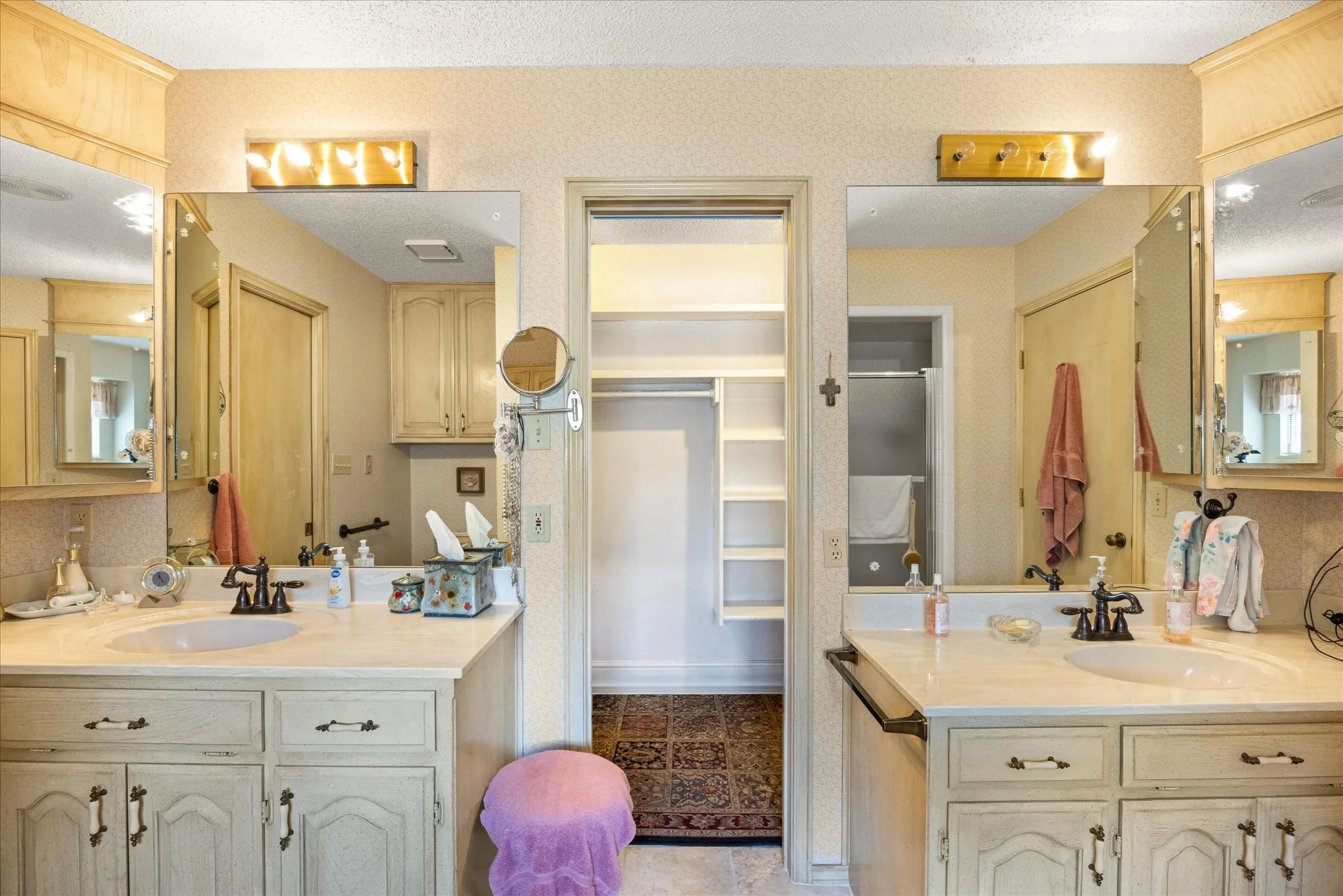 Single Family Residence For Sale in Hood County , 3808 Fairway Drive, Granbury, Texas 76049, 4 Bedroom, 3 Bathroom, 2 Garage spaces, 2,759 Sqft, built in 1987, mls#21265742, Real Estate Agent in Granbury, Homes For Sale in Hood county, Homes For Sale in Granbury, Realtor in Granbury Texas, Real Estate Brokerage Independent Realty Texas, Luminita Cordes Realtor