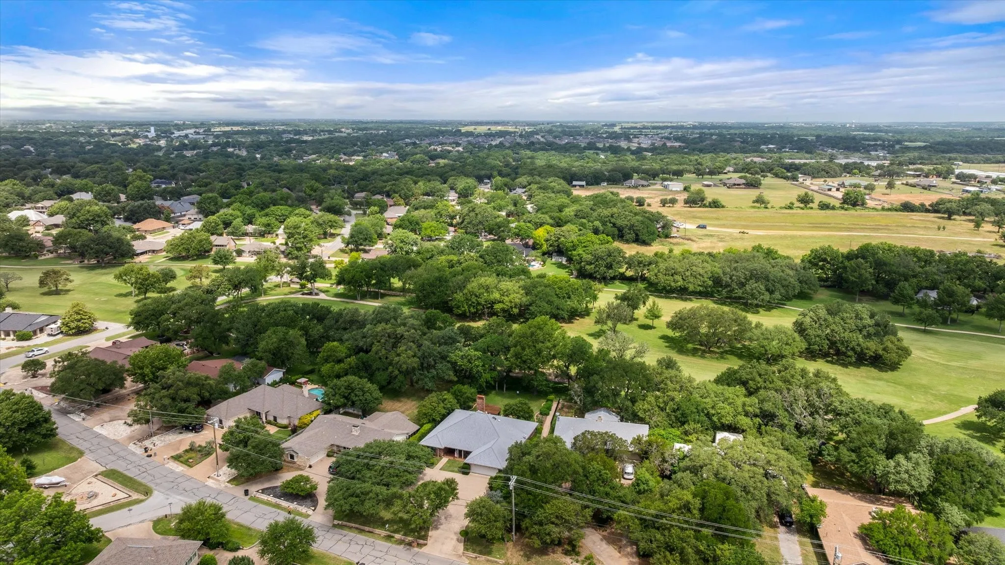 Single Family Residence For Sale in Hood County , 3808 Fairway Drive, Granbury, Texas 76049, 4 Bedroom, 3 Bathroom, 2 Garage spaces, 2,759 Sqft, built in 1987, mls#21265742, Real Estate Agent in Granbury, Homes For Sale in Hood county, Homes For Sale in Granbury, Realtor in Granbury Texas, Real Estate Brokerage Independent Realty Texas, Luminita Cordes Realtor