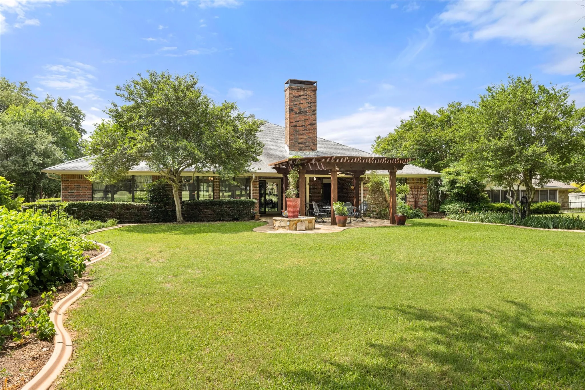 Single Family Residence For Sale in Hood County , 3808 Fairway Drive, Granbury, Texas 76049, 4 Bedroom, 3 Bathroom, 2 Garage spaces, 2,759 Sqft, built in 1987, mls#21265742, Real Estate Agent in Granbury, Homes For Sale in Hood county, Homes For Sale in Granbury, Realtor in Granbury Texas, Real Estate Brokerage Independent Realty Texas, Luminita Cordes Realtor