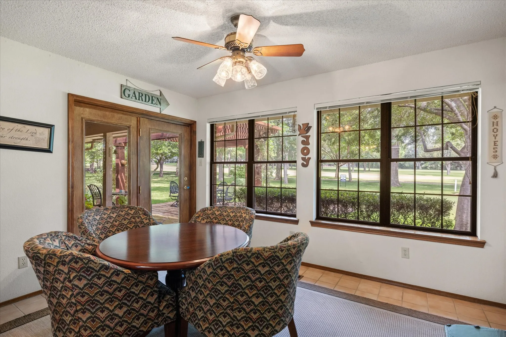 Single Family Residence For Sale in Hood County , 3808 Fairway Drive, Granbury, Texas 76049, 4 Bedroom, 3 Bathroom, 2 Garage spaces, 2,759 Sqft, built in 1987, mls#21265742, Real Estate Agent in Granbury, Homes For Sale in Hood county, Homes For Sale in Granbury, Realtor in Granbury Texas, Real Estate Brokerage Independent Realty Texas, Luminita Cordes Realtor