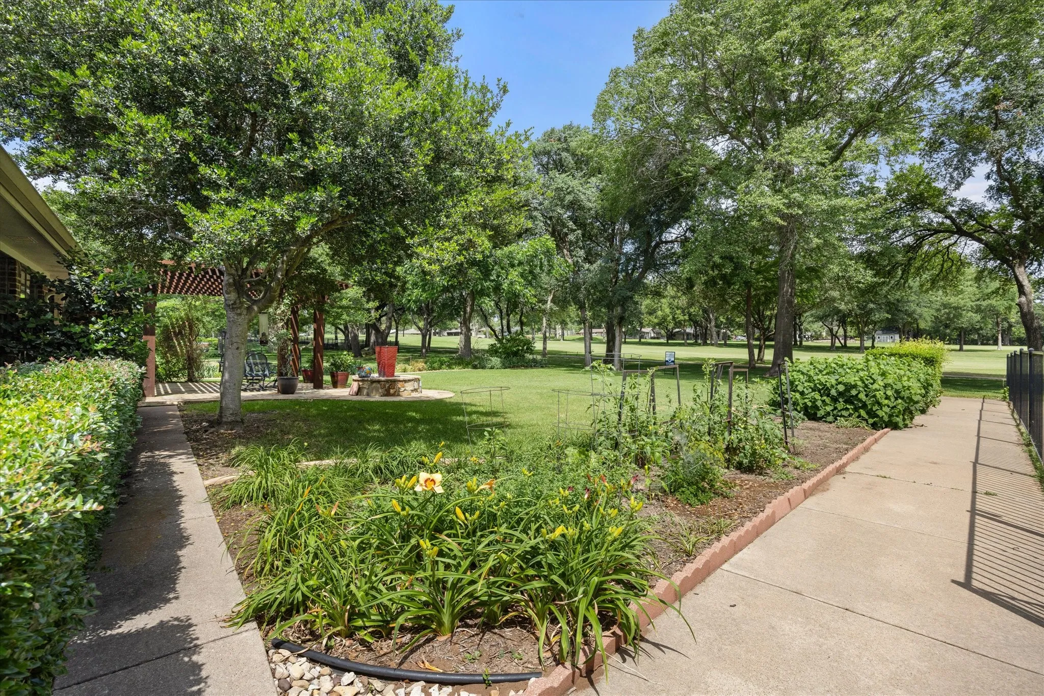 Single Family Residence For Sale in Hood County , 3808 Fairway Drive, Granbury, Texas 76049, 4 Bedroom, 3 Bathroom, 2 Garage spaces, 2,759 Sqft, built in 1987, mls#21265742, Real Estate Agent in Granbury, Homes For Sale in Hood county, Homes For Sale in Granbury, Realtor in Granbury Texas, Real Estate Brokerage Independent Realty Texas, Luminita Cordes Realtor