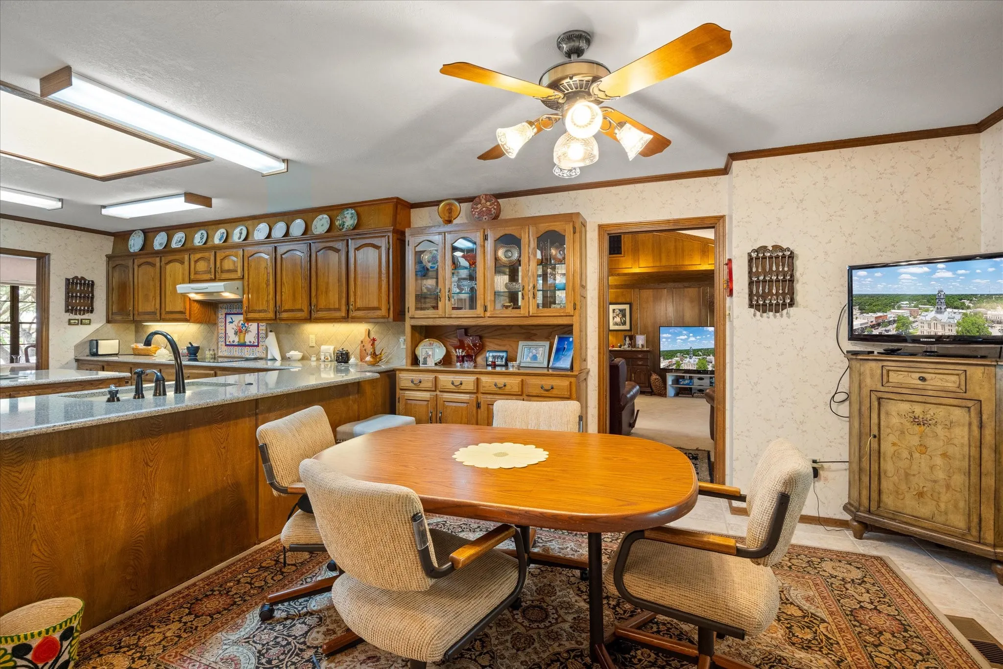 Single Family Residence For Sale in Hood County , 3808 Fairway Drive, Granbury, Texas 76049, 4 Bedroom, 3 Bathroom, 2 Garage spaces, 2,759 Sqft, built in 1987, mls#21265742, Real Estate Agent in Granbury, Homes For Sale in Hood county, Homes For Sale in Granbury, Realtor in Granbury Texas, Real Estate Brokerage Independent Realty Texas, Luminita Cordes Realtor