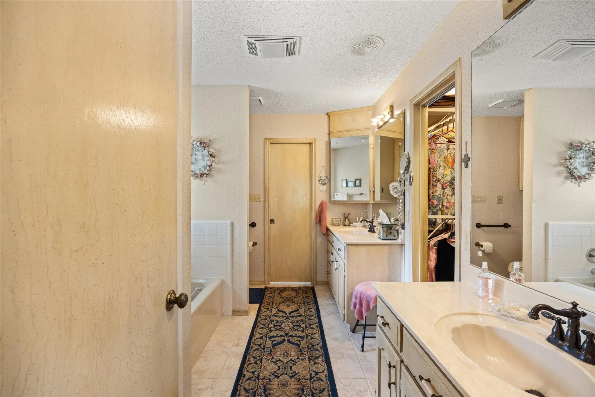 Single Family Residence For Sale in Hood County , 3808 Fairway Drive, Granbury, Texas 76049, 4 Bedroom, 3 Bathroom, 2 Garage spaces, 2,759 Sqft, built in 1987, mls#21265742, Real Estate Agent in Granbury, Homes For Sale in Hood county, Homes For Sale in Granbury, Realtor in Granbury Texas, Real Estate Brokerage Independent Realty Texas, Luminita Cordes Realtor