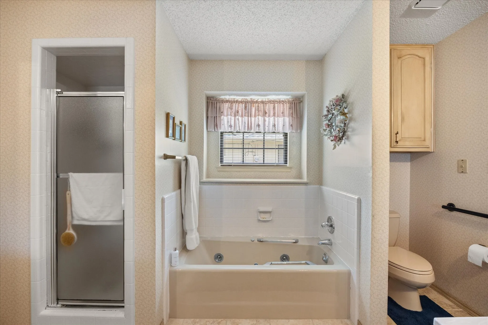 Single Family Residence For Sale in Hood County , 3808 Fairway Drive, Granbury, Texas 76049, 4 Bedroom, 3 Bathroom, 2 Garage spaces, 2,759 Sqft, built in 1987, mls#21265742, Real Estate Agent in Granbury, Homes For Sale in Hood county, Homes For Sale in Granbury, Realtor in Granbury Texas, Real Estate Brokerage Independent Realty Texas, Luminita Cordes Realtor