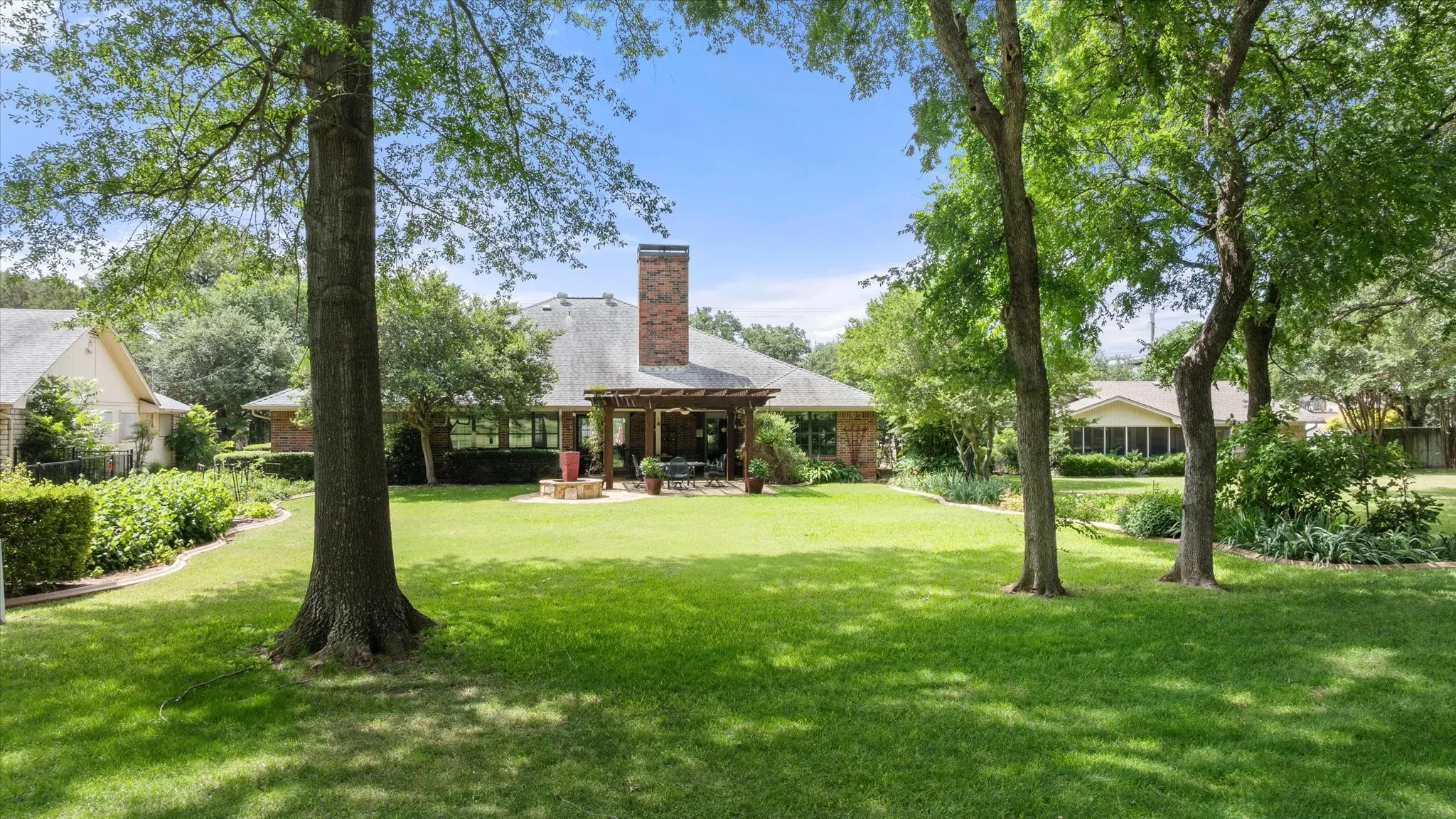 Single Family Residence For Sale in Hood County , 3808 Fairway Drive, Granbury, Texas 76049, 4 Bedroom, 3 Bathroom, 2 Garage spaces, 2,759 Sqft, built in 1987, mls#21265742, Real Estate Agent in Granbury, Homes For Sale in Hood county, Homes For Sale in Granbury, Realtor in Granbury Texas, Real Estate Brokerage Independent Realty Texas, Luminita Cordes Realtor