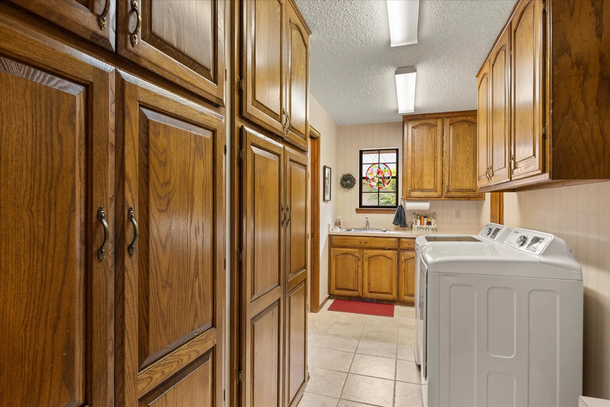 Single Family Residence For Sale in Hood County , 3808 Fairway Drive, Granbury, Texas 76049, 4 Bedroom, 3 Bathroom, 2 Garage spaces, 2,759 Sqft, built in 1987, mls#21265742, Real Estate Agent in Granbury, Homes For Sale in Hood county, Homes For Sale in Granbury, Realtor in Granbury Texas, Real Estate Brokerage Independent Realty Texas, Luminita Cordes Realtor
