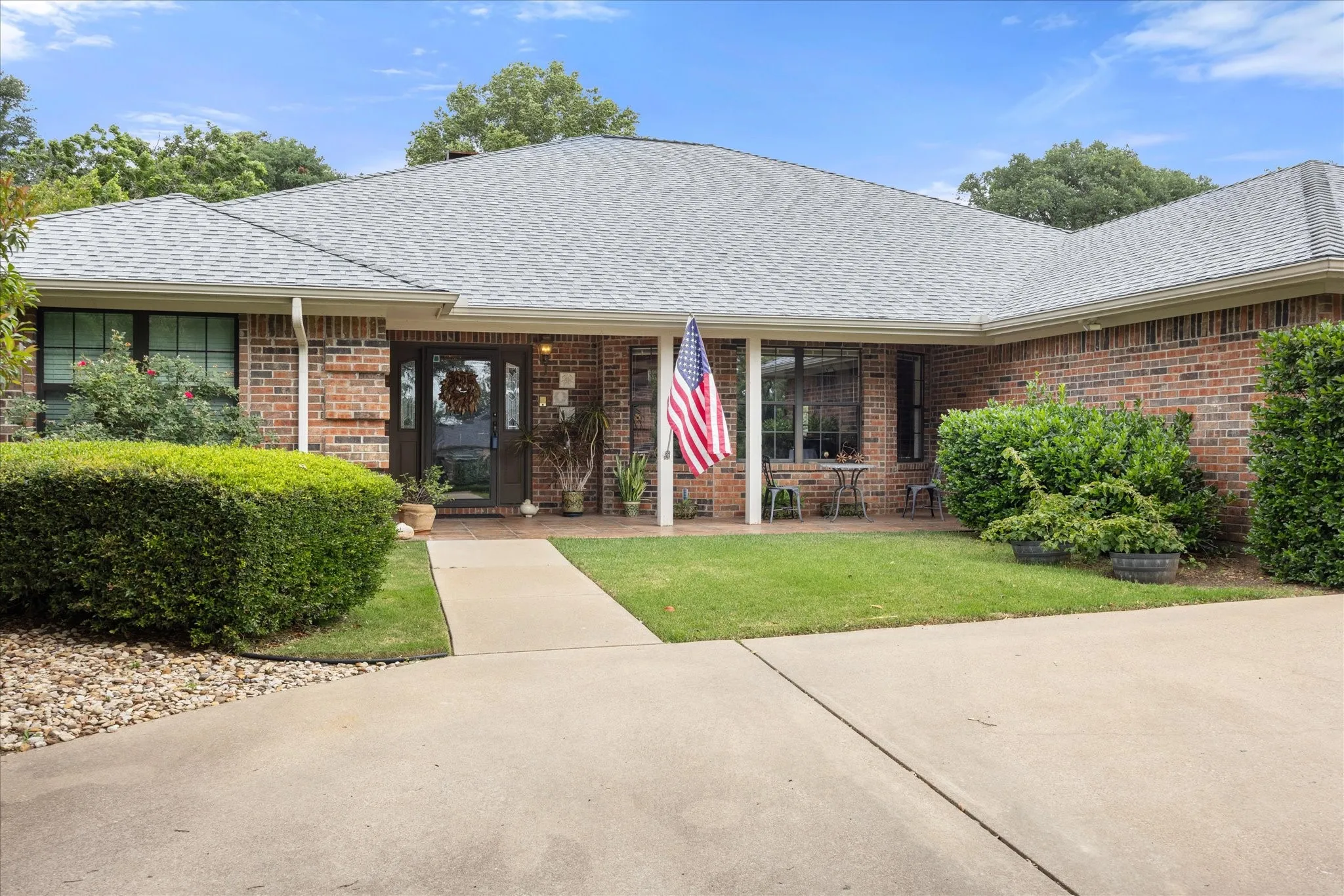 Single Family Residence For Sale in Hood County , 3808 Fairway Drive, Granbury, Texas 76049, 4 Bedroom, 3 Bathroom, 2 Garage spaces, 2,759 Sqft, built in 1987, mls#21265742, Real Estate Agent in Granbury, Homes For Sale in Hood county, Homes For Sale in Granbury, Realtor in Granbury Texas, Real Estate Brokerage Independent Realty Texas, Luminita Cordes Realtor