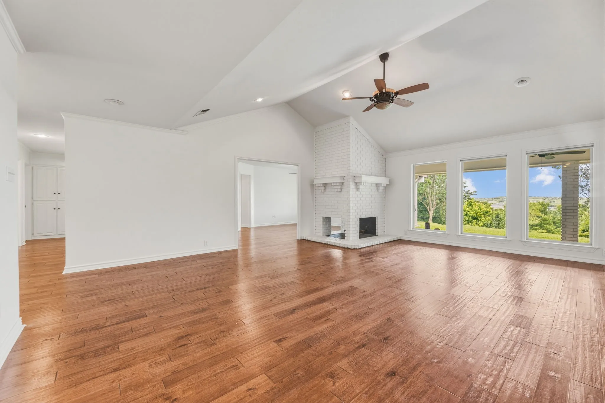 Single Family Residence For Sale in Tarrant County , 10112 Wandering Way Street, Benbrook, Texas 76126, 4 Bedroom, 3 Bathroom, 2 Garage spaces, 2,993 Sqft, built in 1985, mls#21262628, Real Estate Agent in Benbrook, Homes For Sale in Tarrant county, Homes For Sale in Benbrook, Realtor in Benbrook Texas, Real Estate Brokerage Independent Realty Texas, Luminita Cordes Realtor