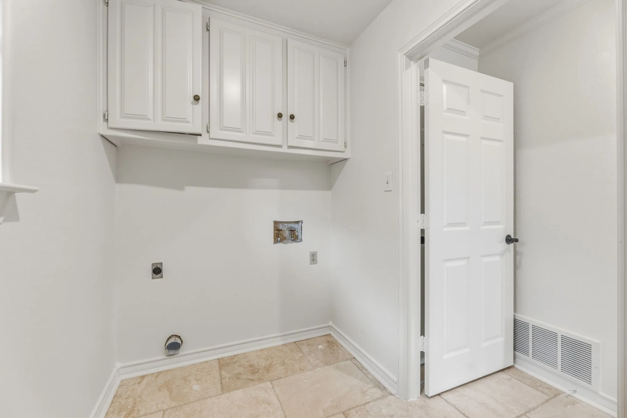 Single Family Residence For Sale in Tarrant County , 10112 Wandering Way Street, Benbrook, Texas 76126, 4 Bedroom, 3 Bathroom, 2 Garage spaces, 2,993 Sqft, built in 1985, mls#21262628, Real Estate Agent in Benbrook, Homes For Sale in Tarrant county, Homes For Sale in Benbrook, Realtor in Benbrook Texas, Real Estate Brokerage Independent Realty Texas, Luminita Cordes Realtor