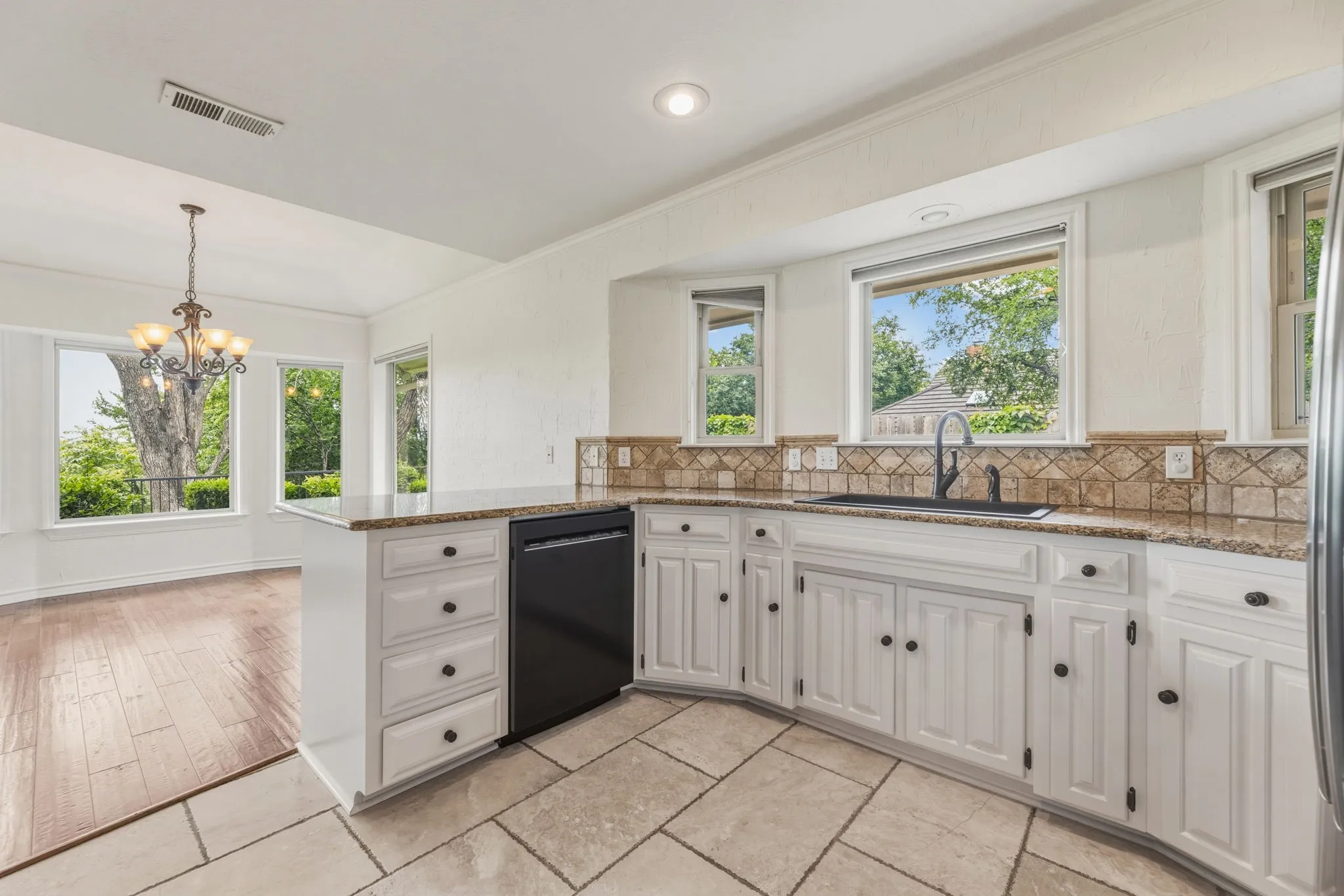 Single Family Residence For Sale in Tarrant County , 10112 Wandering Way Street, Benbrook, Texas 76126, 4 Bedroom, 3 Bathroom, 2 Garage spaces, 2,993 Sqft, built in 1985, mls#21262628, Real Estate Agent in Benbrook, Homes For Sale in Tarrant county, Homes For Sale in Benbrook, Realtor in Benbrook Texas, Real Estate Brokerage Independent Realty Texas, Luminita Cordes Realtor