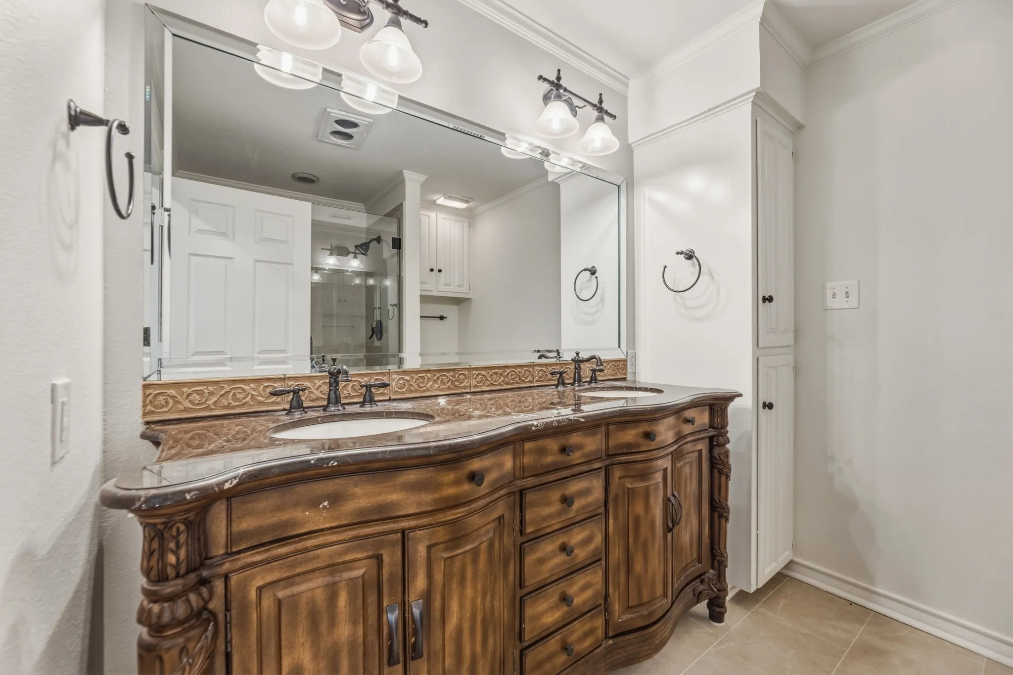 Single Family Residence For Sale in Tarrant County , 10112 Wandering Way Street, Benbrook, Texas 76126, 4 Bedroom, 3 Bathroom, 2 Garage spaces, 2,993 Sqft, built in 1985, mls#21262628, Real Estate Agent in Benbrook, Homes For Sale in Tarrant county, Homes For Sale in Benbrook, Realtor in Benbrook Texas, Real Estate Brokerage Independent Realty Texas, Luminita Cordes Realtor