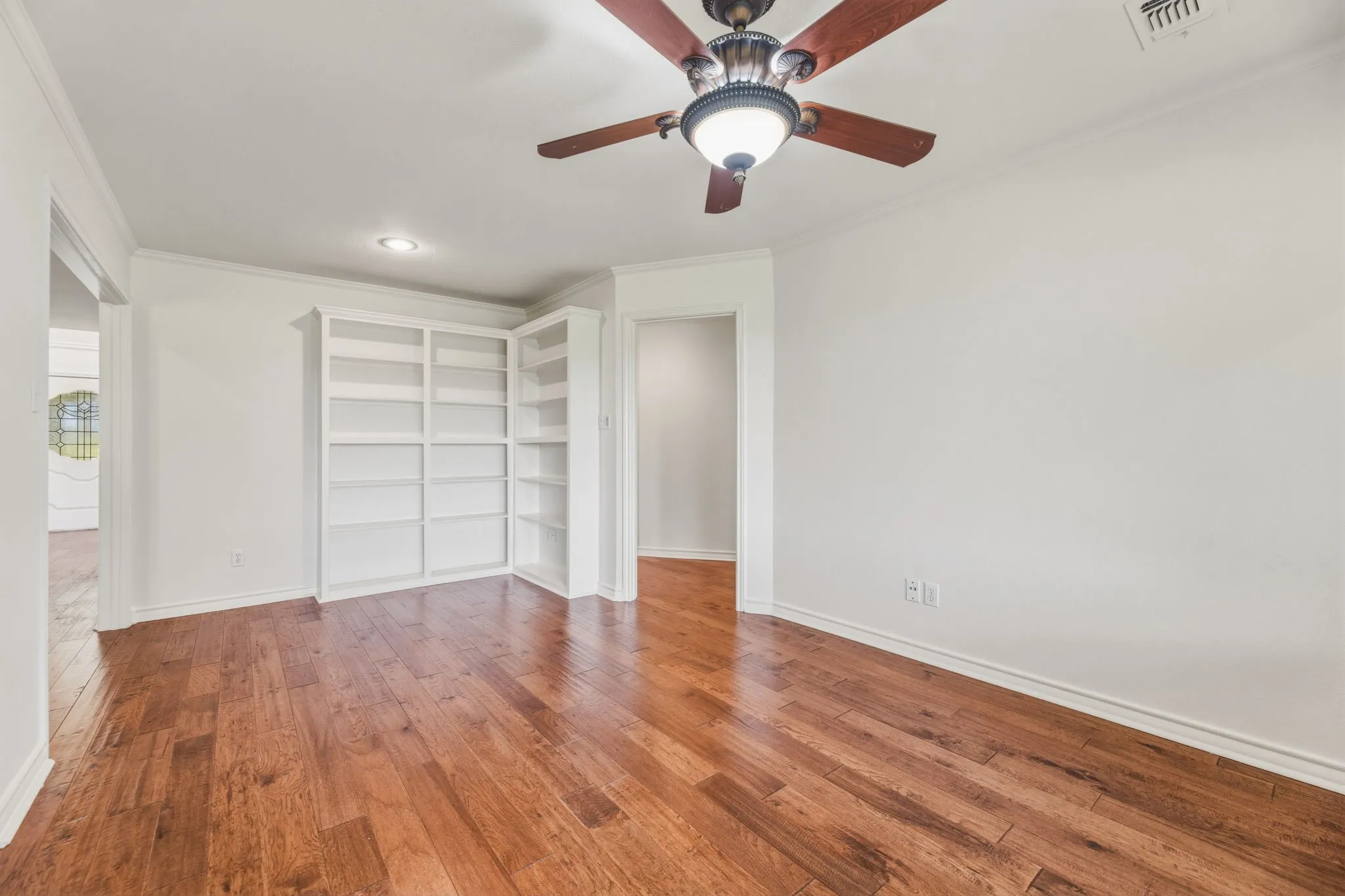 Single Family Residence For Sale in Tarrant County , 10112 Wandering Way Street, Benbrook, Texas 76126, 4 Bedroom, 3 Bathroom, 2 Garage spaces, 2,993 Sqft, built in 1985, mls#21262628, Real Estate Agent in Benbrook, Homes For Sale in Tarrant county, Homes For Sale in Benbrook, Realtor in Benbrook Texas, Real Estate Brokerage Independent Realty Texas, Luminita Cordes Realtor