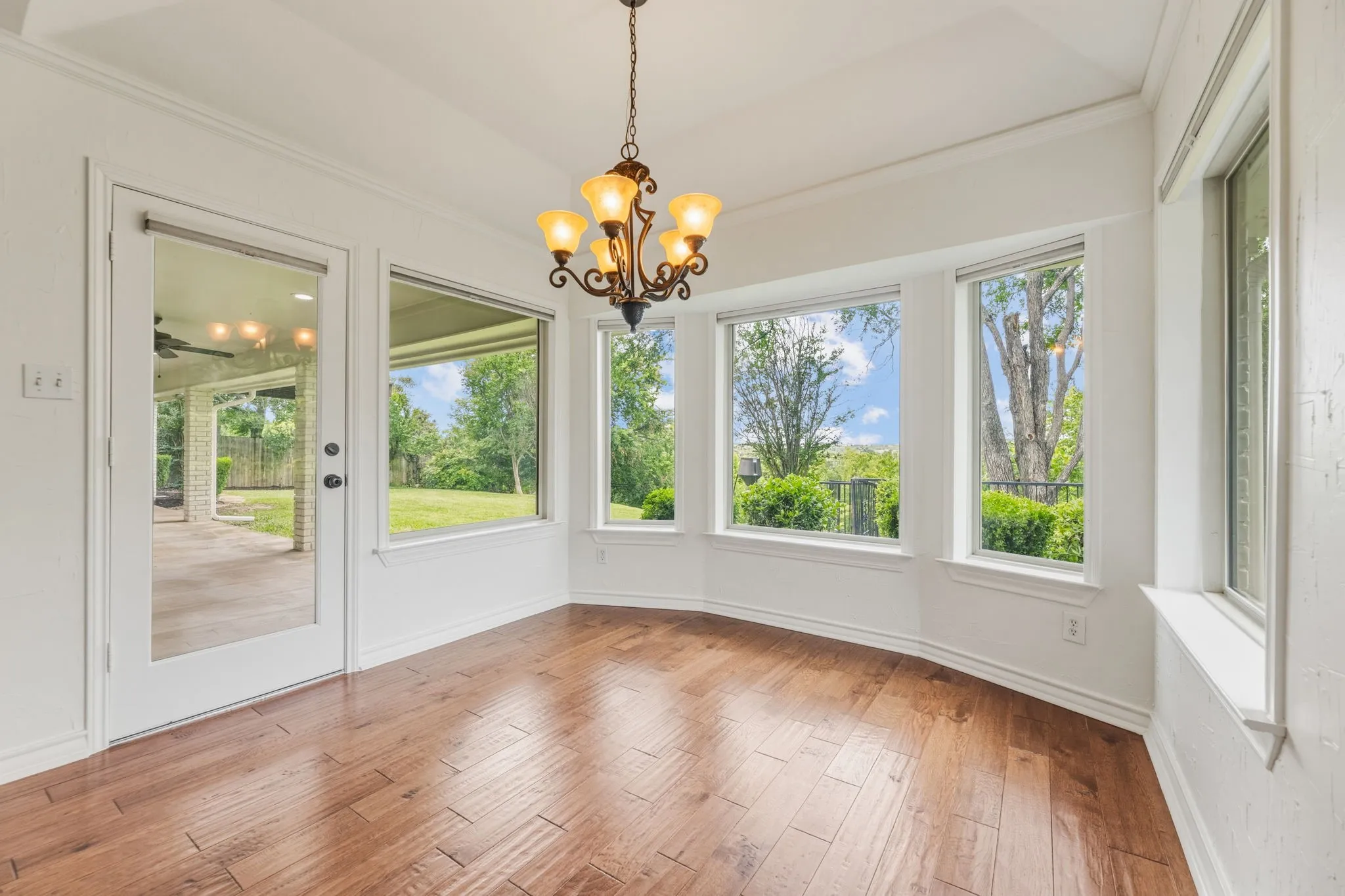Single Family Residence For Sale in Tarrant County , 10112 Wandering Way Street, Benbrook, Texas 76126, 4 Bedroom, 3 Bathroom, 2 Garage spaces, 2,993 Sqft, built in 1985, mls#21262628, Real Estate Agent in Benbrook, Homes For Sale in Tarrant county, Homes For Sale in Benbrook, Realtor in Benbrook Texas, Real Estate Brokerage Independent Realty Texas, Luminita Cordes Realtor