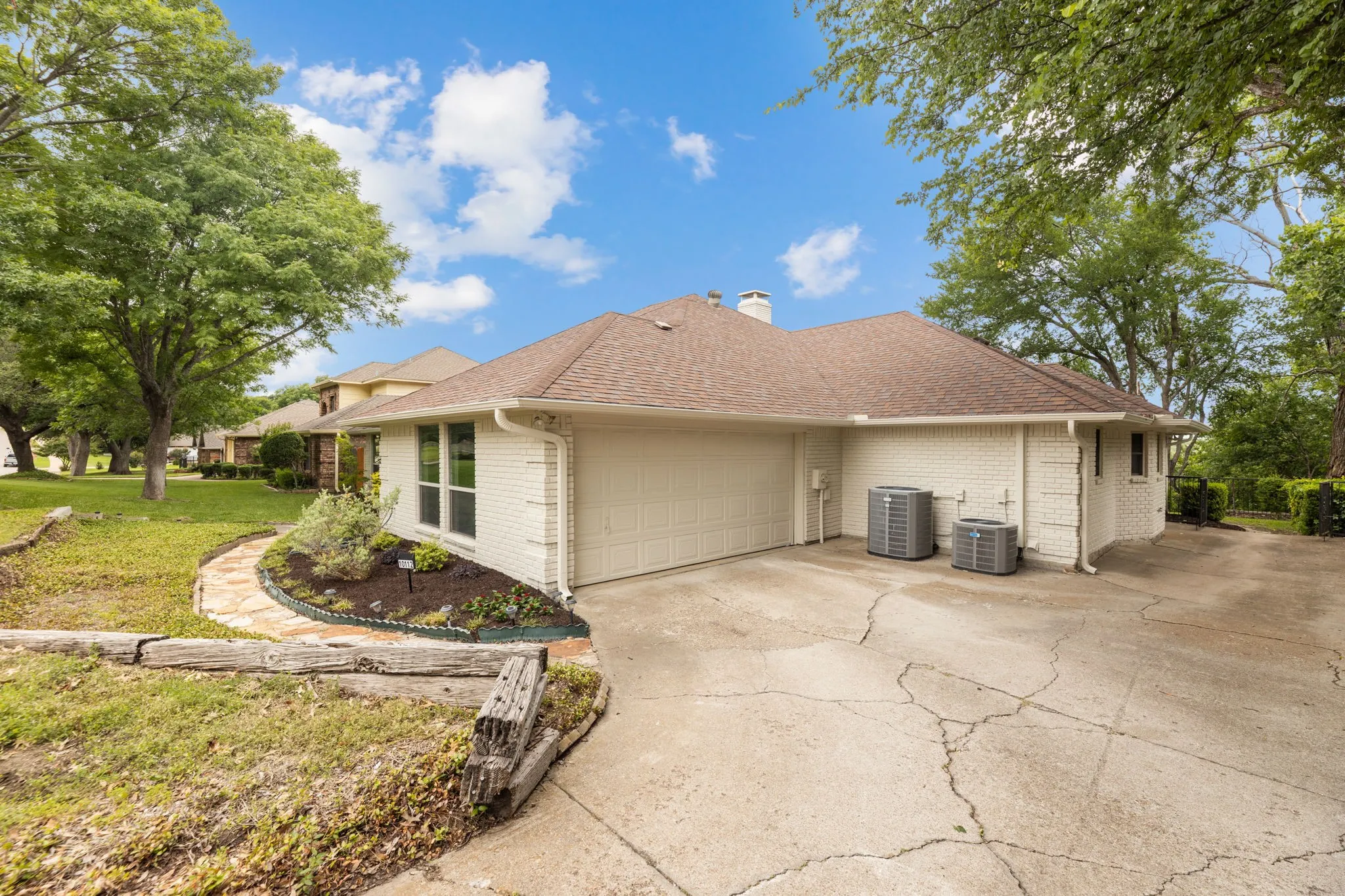 Single Family Residence For Sale in Tarrant County , 10112 Wandering Way Street, Benbrook, Texas 76126, 4 Bedroom, 3 Bathroom, 2 Garage spaces, 2,993 Sqft, built in 1985, mls#21262628, Real Estate Agent in Benbrook, Homes For Sale in Tarrant county, Homes For Sale in Benbrook, Realtor in Benbrook Texas, Real Estate Brokerage Independent Realty Texas, Luminita Cordes Realtor