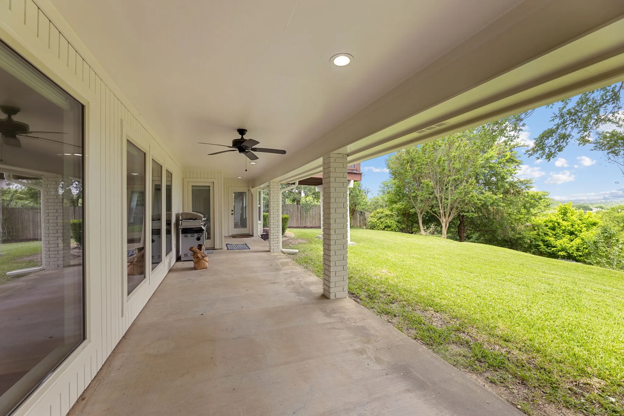 Single Family Residence For Sale in Tarrant County , 10112 Wandering Way Street, Benbrook, Texas 76126, 4 Bedroom, 3 Bathroom, 2 Garage spaces, 2,993 Sqft, built in 1985, mls#21262628, Real Estate Agent in Benbrook, Homes For Sale in Tarrant county, Homes For Sale in Benbrook, Realtor in Benbrook Texas, Real Estate Brokerage Independent Realty Texas, Luminita Cordes Realtor