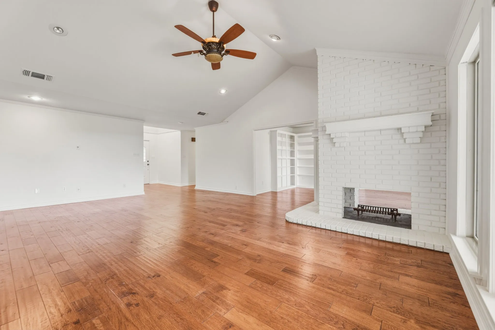 Single Family Residence For Sale in Tarrant County , 10112 Wandering Way Street, Benbrook, Texas 76126, 4 Bedroom, 3 Bathroom, 2 Garage spaces, 2,993 Sqft, built in 1985, mls#21262628, Real Estate Agent in Benbrook, Homes For Sale in Tarrant county, Homes For Sale in Benbrook, Realtor in Benbrook Texas, Real Estate Brokerage Independent Realty Texas, Luminita Cordes Realtor
