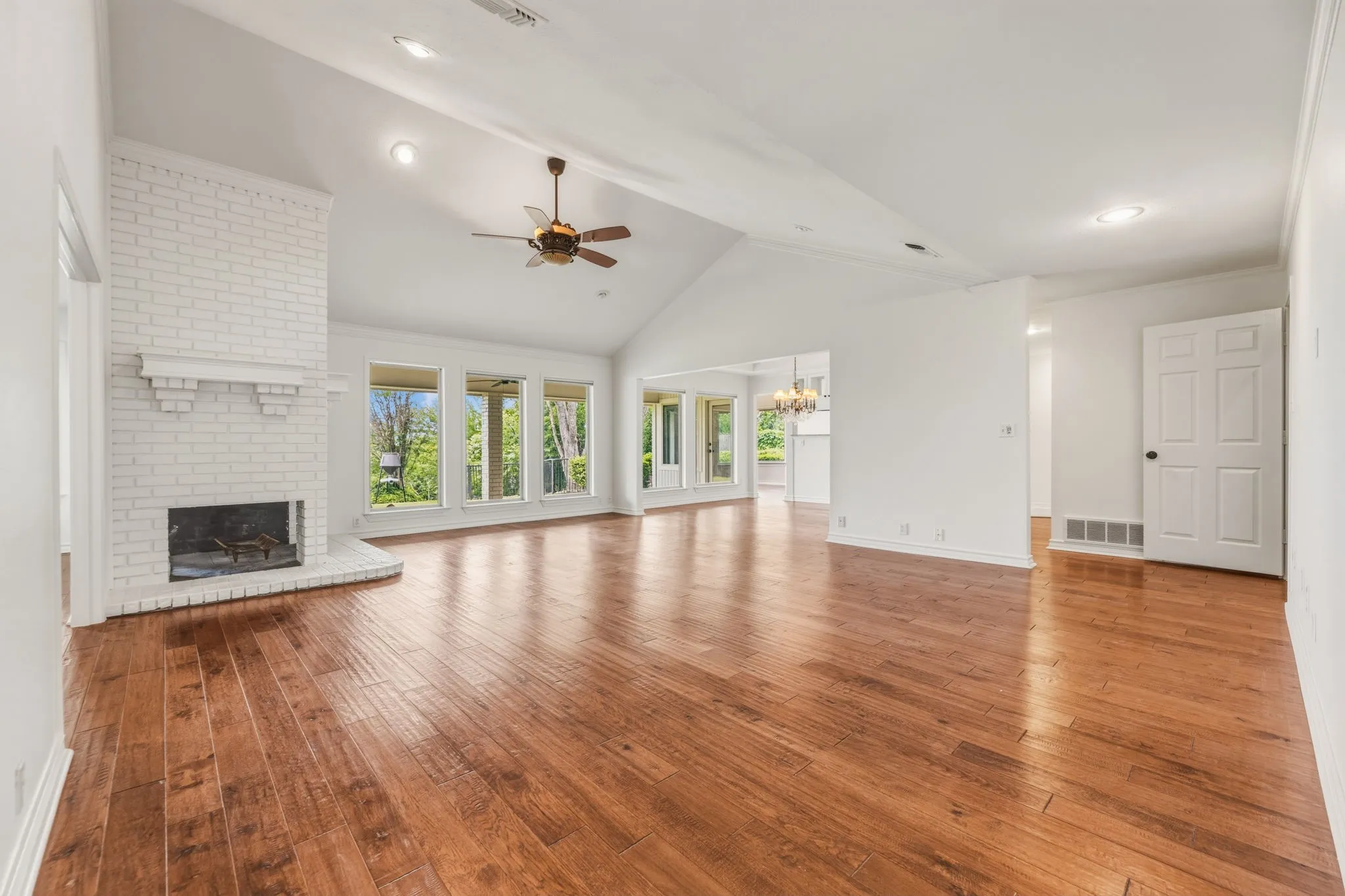 Single Family Residence For Sale in Tarrant County , 10112 Wandering Way Street, Benbrook, Texas 76126, 4 Bedroom, 3 Bathroom, 2 Garage spaces, 2,993 Sqft, built in 1985, mls#21262628, Real Estate Agent in Benbrook, Homes For Sale in Tarrant county, Homes For Sale in Benbrook, Realtor in Benbrook Texas, Real Estate Brokerage Independent Realty Texas, Luminita Cordes Realtor