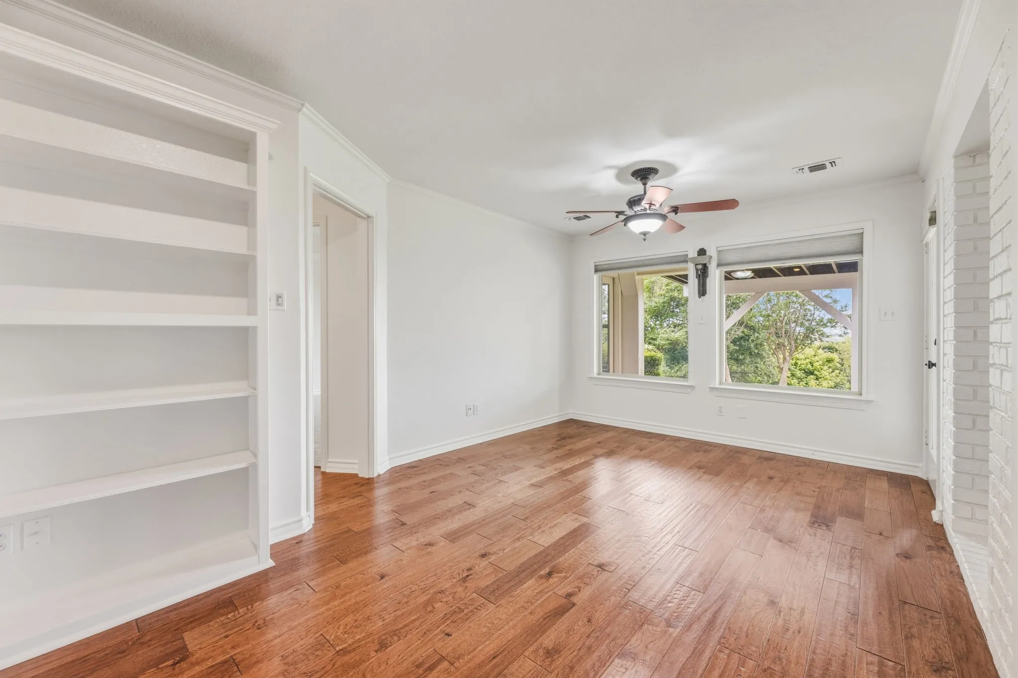 Single Family Residence For Sale in Tarrant County , 10112 Wandering Way Street, Benbrook, Texas 76126, 4 Bedroom, 3 Bathroom, 2 Garage spaces, 2,993 Sqft, built in 1985, mls#21262628, Real Estate Agent in Benbrook, Homes For Sale in Tarrant county, Homes For Sale in Benbrook, Realtor in Benbrook Texas, Real Estate Brokerage Independent Realty Texas, Luminita Cordes Realtor