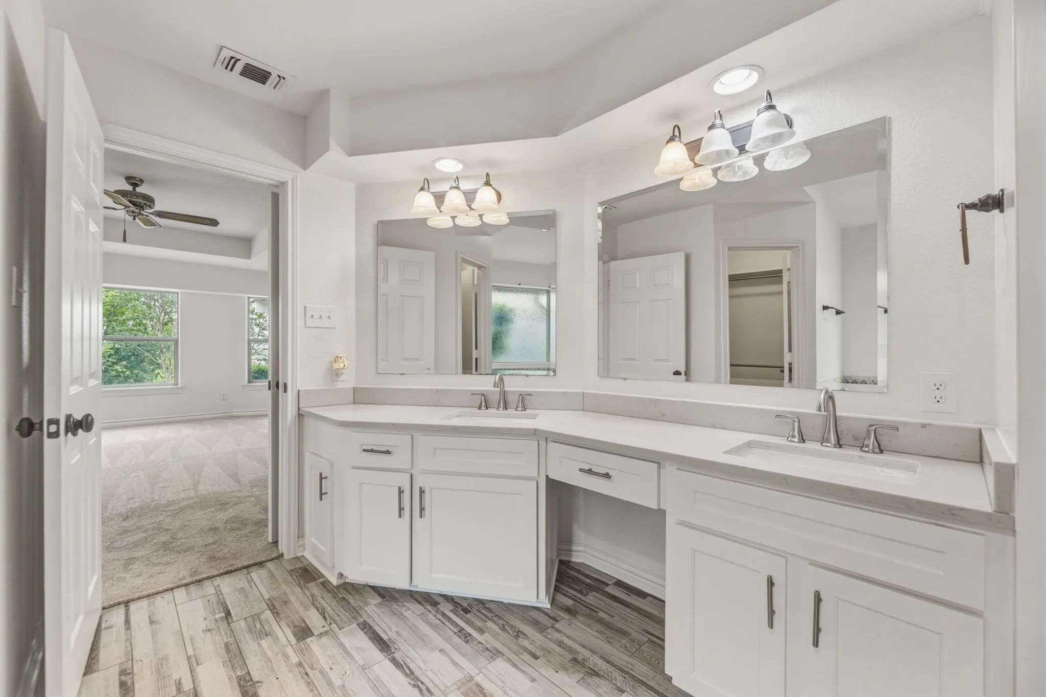 Single Family Residence For Sale in Tarrant County , 10112 Wandering Way Street, Benbrook, Texas 76126, 4 Bedroom, 3 Bathroom, 2 Garage spaces, 2,993 Sqft, built in 1985, mls#21262628, Real Estate Agent in Benbrook, Homes For Sale in Tarrant county, Homes For Sale in Benbrook, Realtor in Benbrook Texas, Real Estate Brokerage Independent Realty Texas, Luminita Cordes Realtor