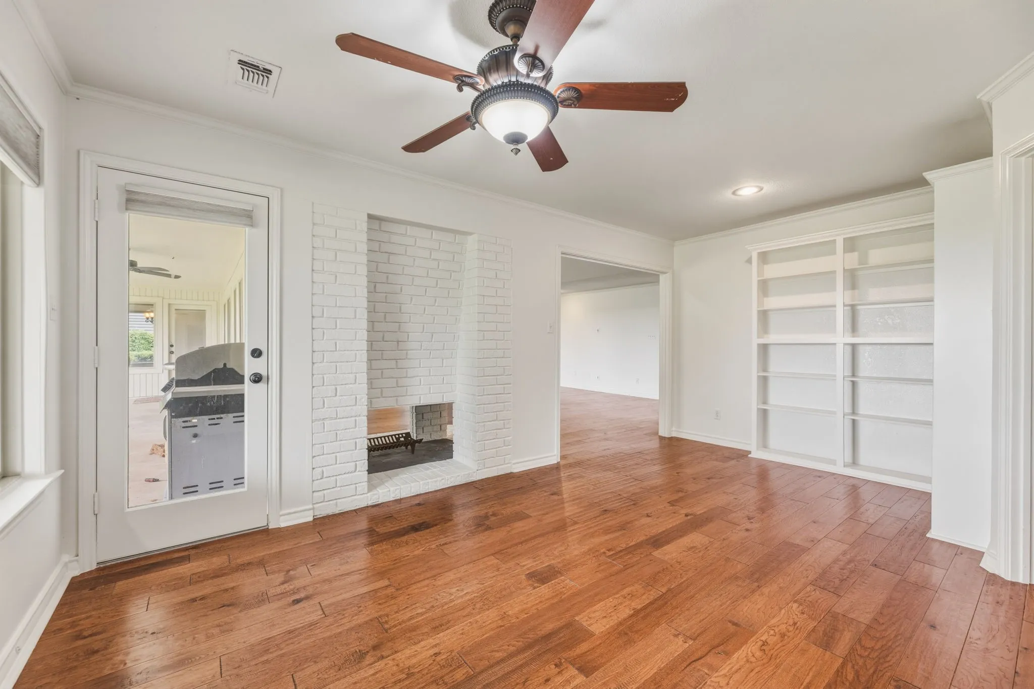 Single Family Residence For Sale in Tarrant County , 10112 Wandering Way Street, Benbrook, Texas 76126, 4 Bedroom, 3 Bathroom, 2 Garage spaces, 2,993 Sqft, built in 1985, mls#21262628, Real Estate Agent in Benbrook, Homes For Sale in Tarrant county, Homes For Sale in Benbrook, Realtor in Benbrook Texas, Real Estate Brokerage Independent Realty Texas, Luminita Cordes Realtor